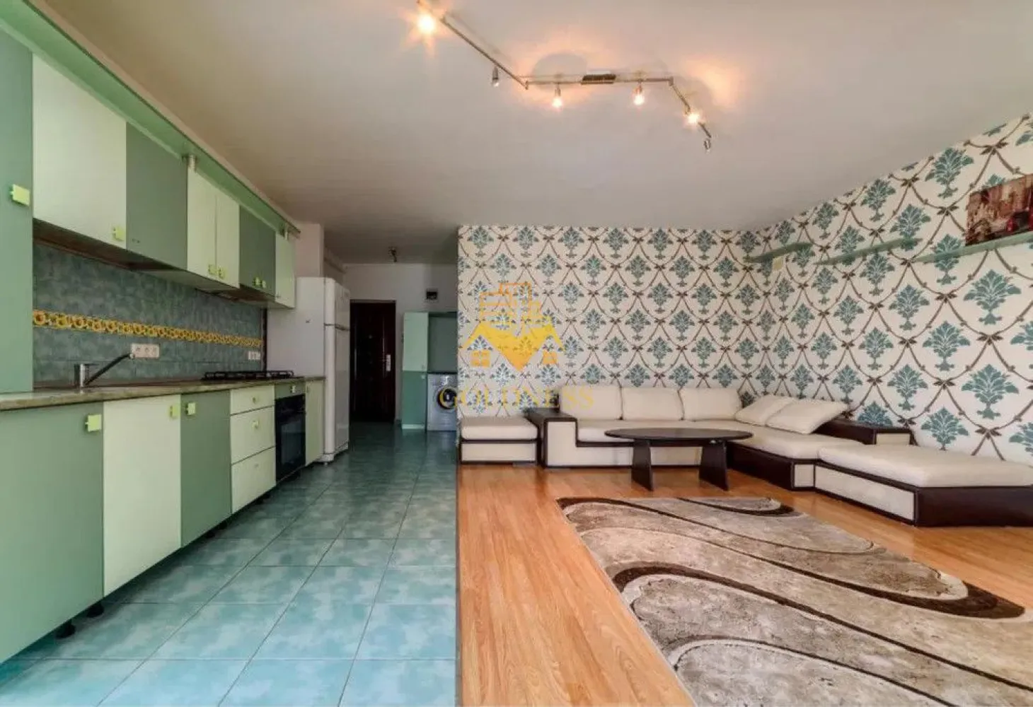 3 camere, modern,parcare,Calea Turzii zona Leroy Merlin, Petrom, Skoda - GOLDNESS Imobiliare vă propune spre închiriere un apartament cu 3 camere complet mobilat și utilat, la etajul 4 într-un imobil de 6 etaje, în cartierul Calea Turzii. Apartamentul este compartimentat astfel: - dormitor cu pat matrimonial, dressing, noptiere - dormitor cu pat matrimonial, dulap pentru haine - living cu bucatarie open-space complet utilată, canapea extensibilă, loc de servit masa - baie cu cada, calorifer port prosop inox și dulap pentru depozitare. - terasa de 6 mp. Imobilul este dotat cu toate cele necesare- centrală proprie, mașină de spălat haine, frigider, plită electrică, hotă, etc. Se află în apropierea stațiilor de transport în comun, magazine, restaurante, spații verzi, farmacii, etc. Dispune de parcare ! Dacă sunteți interesați de acest apartament și doriți să îl vizionați, dar și pentru alte oferte sau detalii nu ezitați să ne contactați telefonic sau prin e-mail. Vă stăm la dispoziție! }}