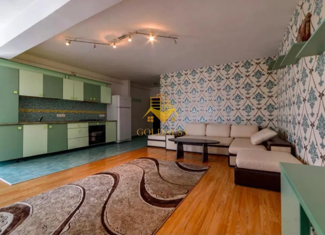 3 camere, modern,parcare,Calea Turzii zona Leroy Merlin, Petrom, Skoda - GOLDNESS Imobiliare vă propune spre închiriere un apartament cu 3 camere complet mobilat și utilat, la etajul 4 într-un imobil de 6 etaje, în cartierul Calea Turzii. Apartamentul este compartimentat astfel: - dormitor cu pat matrimonial, dressing, noptiere - dormitor cu pat matrimonial, dulap pentru haine - living cu bucatarie open-space complet utilată, canapea extensibilă, loc de servit masa - baie cu cada, calorifer port prosop inox și dulap pentru depozitare. - terasa de 6 mp. Imobilul este dotat cu toate cele necesare- centrală proprie, mașină de spălat haine, frigider, plită electrică, hotă, etc. Se află în apropierea stațiilor de transport în comun, magazine, restaurante, spații verzi, farmacii, etc. Dispune de parcare ! Dacă sunteți interesați de acest apartament și doriți să îl vizionați, dar și pentru alte oferte sau detalii nu ezitați să ne contactați telefonic sau prin e-mail. Vă stăm la dispoziție! }}