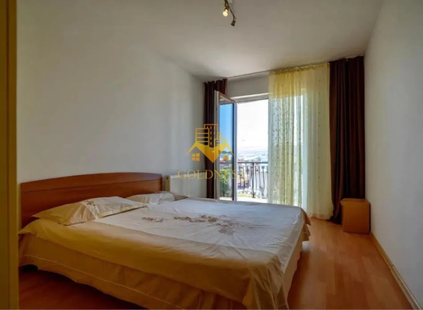 3 camere, modern,parcare,Calea Turzii zona Leroy Merlin, Petrom, Skoda - GOLDNESS Imobiliare vă propune spre închiriere un apartament cu 3 camere complet mobilat și utilat, la etajul 4 într-un imobil de 6 etaje, în cartierul Calea Turzii. Apartamentul este compartimentat astfel: - dormitor cu pat matrimonial, dressing, noptiere - dormitor cu pat matrimonial, dulap pentru haine - living cu bucatarie open-space complet utilată, canapea extensibilă, loc de servit masa - baie cu cada, calorifer port prosop inox și dulap pentru depozitare. - terasa de 6 mp. Imobilul este dotat cu toate cele necesare- centrală proprie, mașină de spălat haine, frigider, plită electrică, hotă, etc. Se află în apropierea stațiilor de transport în comun, magazine, restaurante, spații verzi, farmacii, etc. Dispune de parcare ! Dacă sunteți interesați de acest apartament și doriți să îl vizionați, dar și pentru alte oferte sau detalii nu ezitați să ne contactați telefonic sau prin e-mail. Vă stăm la dispoziție! }}