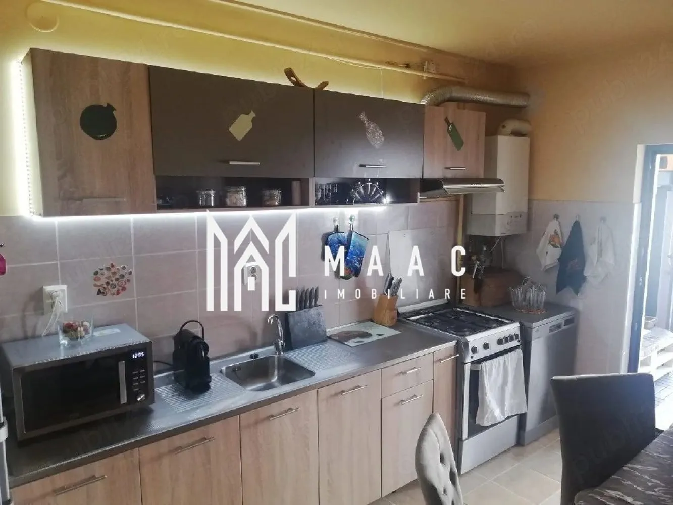 Apartament 2 camere | Parter | Terasă | Șelimbăr - MAAC Imobiliare vă propune spre vânzare un apartament spațios cu 2 camere, situat la parter. Caracteristici principale • Suprafață utilă: 69,8 mp • etaj: parter • compartimentare generoasă și practică • balcon + terasă • spațiu de depozitare suplimentar (~3 mp) Compartimentare • 2 camere spațioase • bucătărie separată • baie cu geam (aerisire naturală) • 2 holuri • balcon cu acces către terasă Dotări și finisaje • centrală termică proprie • aer condiționat • bucătărie complet echipată • mașină de spălat rufe • uscător de rufe • se vinde complet mobilat și utilat Avantaje • suprafață peste medie pentru 2 camere • compartimentare eficientă • spații de depozitare suplimentare • ideal pentru locuit sau investiție • locuință gata de mutat Pentru mai multe detalii sau pentru programarea unei vizionări, vă rugăm să ne contactați și să menționați ID-ul proprietății: CP3015266. }}