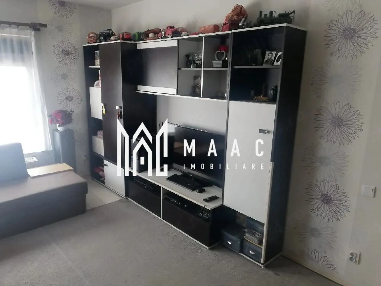 Apartament 2 camere | Parter | Terasă | Șelimbăr - MAAC Imobiliare vă propune spre vânzare un apartament spațios cu 2 camere, situat la parter. Caracteristici principale • Suprafață utilă: 69,8 mp • etaj: parter • compartimentare generoasă și practică • balcon + terasă • spațiu de depozitare suplimentar (~3 mp) Compartimentare • 2 camere spațioase • bucătărie separată • baie cu geam (aerisire naturală) • 2 holuri • balcon cu acces către terasă Dotări și finisaje • centrală termică proprie • aer condiționat • bucătărie complet echipată • mașină de spălat rufe • uscător de rufe • se vinde complet mobilat și utilat Avantaje • suprafață peste medie pentru 2 camere • compartimentare eficientă • spații de depozitare suplimentare • ideal pentru locuit sau investiție • locuință gata de mutat Pentru mai multe detalii sau pentru programarea unei vizionări, vă rugăm să ne contactați și să menționați ID-ul proprietății: CP3015266. }}