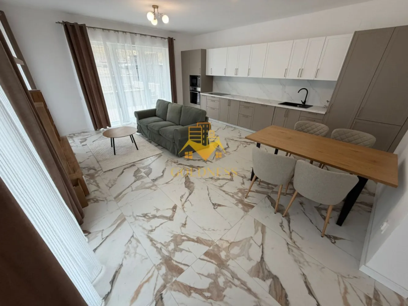 Casa 4 camere, Parcare, Valea Chintaului, Chinteni, curte, P+E1 - GOLDNESS Imobiliare vă propune spre închiriere o casa cu 4 camere mobilata și utilata, P+E1, în Cartierul Iris. Dispunerea imobilului este urmatoare: P+E1. Este compartimentat astfel: 4 camere, 3 dormitoare, living cu bucatarie, 3 bai, 1 balcon, 1 terasa. Imobilul este dotat cu toate cele necesare- centrală proprie, frigider, aragaz, hotă, mașină de spălat haine, masina de spalat vase, etc. Dacă sunteți interesați de acest apartament și doriți să îl vizionați, dar și pentru alte oferte nu ezitați să ne contactați telefonic sau prin e-mail. Vă stăm la dispoziție! Pentru intermediere se percepe un comision de 50% din prețul chiriei! }}