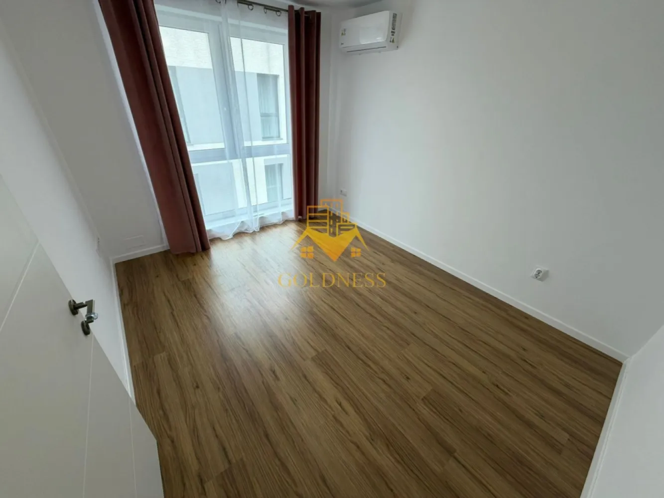 Casa 4 camere, Parcare, Valea Chintaului, Chinteni, curte, P+E1 - GOLDNESS Imobiliare vă propune spre închiriere o casa cu 4 camere mobilata și utilata, P+E1, în Cartierul Iris. Dispunerea imobilului este urmatoare: P+E1. Este compartimentat astfel: 4 camere, 3 dormitoare, living cu bucatarie, 3 bai, 1 balcon, 1 terasa. Imobilul este dotat cu toate cele necesare- centrală proprie, frigider, aragaz, hotă, mașină de spălat haine, masina de spalat vase, etc. Dacă sunteți interesați de acest apartament și doriți să îl vizionați, dar și pentru alte oferte nu ezitați să ne contactați telefonic sau prin e-mail. Vă stăm la dispoziție! Pentru intermediere se percepe un comision de 50% din prețul chiriei! }}