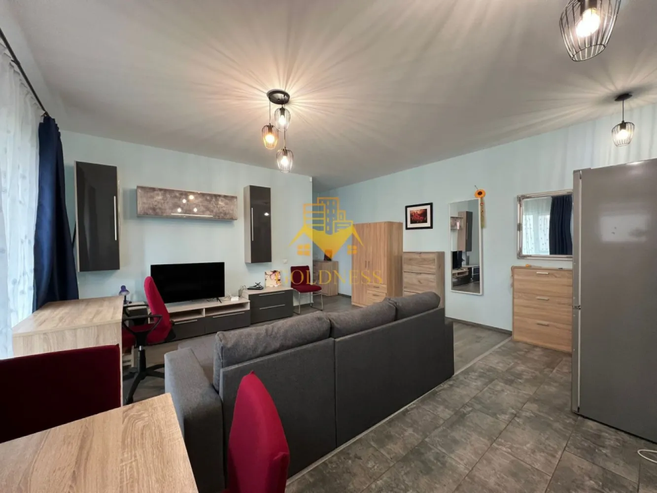 2 camere, curte, UMF, Zorilor, UTCN, Golden Tulip, LIDL, USAMV - GOLDNESS Imobiliare vă propune spre închiriere un apartament cu 2 camere open-space complet mobilat și utilat, la parter într-un imobil de 4 etaje, în Cartierul Zorilor, Zona Golden Tulip, Strada Melodiei, bloc nou, cu lift. Se află în apropierea stațiilor de transport în comun, magazine, restaurante, spații verzi, farmacii, etc. Apartamentul este compartimentat astfel: - dormitor cu pat matrimonial, dressing, noptiere - living cu bucatarie open space complet utilată, canapea extensibilă, loc de servit masa - baie cu cabina de dus, calorifer port prosop și dulap pentru depozitare. - curte privata de 40 mp. Imobilul este dotat cu toate cele necesare- centrală proprie cu incalzire in pardoseala, mașină de spălat haine, frigider, plită electrică, hotă, etc. Dacă sunteți interesați de acest apartament și doriți să îl vizionați, dar și pentru alte oferte nu ezitați să ne contactați telefonic sau prin e-mail. Vă stăm la dispoziție! Pentru intermediere se percepe un comision de 50% din prețul chiriei! }}