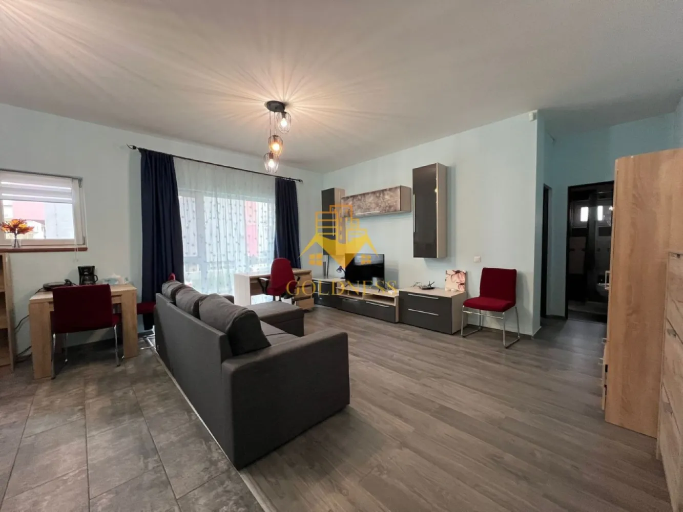 2 camere, curte, UMF, Zorilor, UTCN, Golden Tulip, LIDL, USAMV - GOLDNESS Imobiliare vă propune spre închiriere un apartament cu 2 camere open-space complet mobilat și utilat, la parter într-un imobil de 4 etaje, în Cartierul Zorilor, Zona Golden Tulip, Strada Melodiei, bloc nou, cu lift. Se află în apropierea stațiilor de transport în comun, magazine, restaurante, spații verzi, farmacii, etc. Apartamentul este compartimentat astfel: - dormitor cu pat matrimonial, dressing, noptiere - living cu bucatarie open space complet utilată, canapea extensibilă, loc de servit masa - baie cu cabina de dus, calorifer port prosop și dulap pentru depozitare. - curte privata de 40 mp. Imobilul este dotat cu toate cele necesare- centrală proprie cu incalzire in pardoseala, mașină de spălat haine, frigider, plită electrică, hotă, etc. Dacă sunteți interesați de acest apartament și doriți să îl vizionați, dar și pentru alte oferte nu ezitați să ne contactați telefonic sau prin e-mail. Vă stăm la dispoziție! Pentru intermediere se percepe un comision de 50% din prețul chiriei! }}
