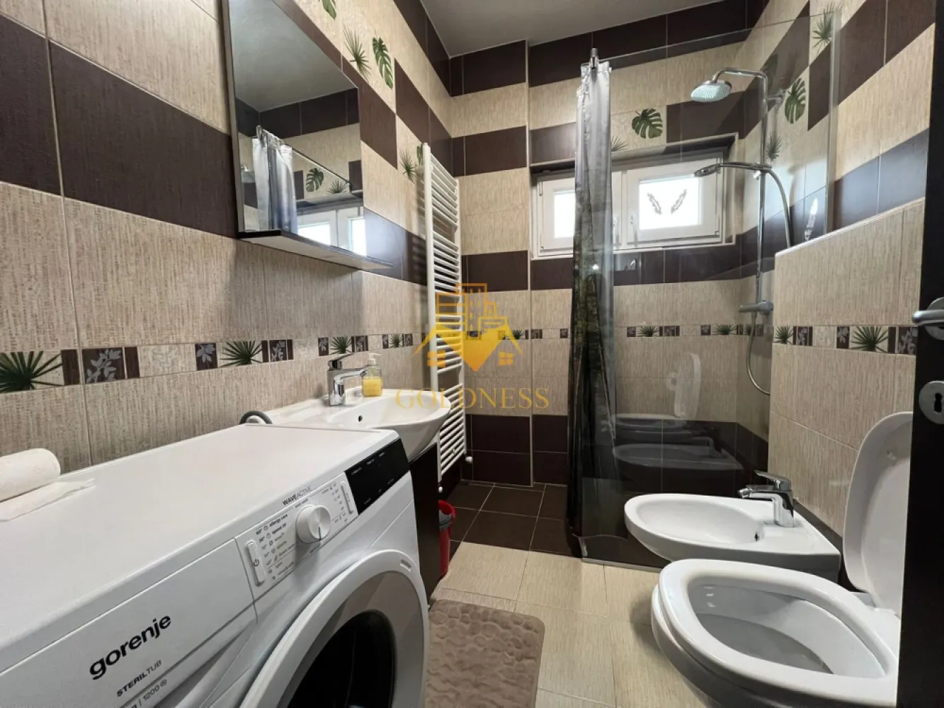 2 camere, curte, UMF, Zorilor, UTCN, Golden Tulip, LIDL, USAMV - GOLDNESS Imobiliare vă propune spre închiriere un apartament cu 2 camere open-space complet mobilat și utilat, la parter într-un imobil de 4 etaje, în Cartierul Zorilor, Zona Golden Tulip, Strada Melodiei, bloc nou, cu lift. Se află în apropierea stațiilor de transport în comun, magazine, restaurante, spații verzi, farmacii, etc. Apartamentul este compartimentat astfel: - dormitor cu pat matrimonial, dressing, noptiere - living cu bucatarie open space complet utilată, canapea extensibilă, loc de servit masa - baie cu cabina de dus, calorifer port prosop și dulap pentru depozitare. - curte privata de 40 mp. Imobilul este dotat cu toate cele necesare- centrală proprie cu incalzire in pardoseala, mașină de spălat haine, frigider, plită electrică, hotă, etc. Dacă sunteți interesați de acest apartament și doriți să îl vizionați, dar și pentru alte oferte nu ezitați să ne contactați telefonic sau prin e-mail. Vă stăm la dispoziție! Pentru intermediere se percepe un comision de 50% din prețul chiriei! }}