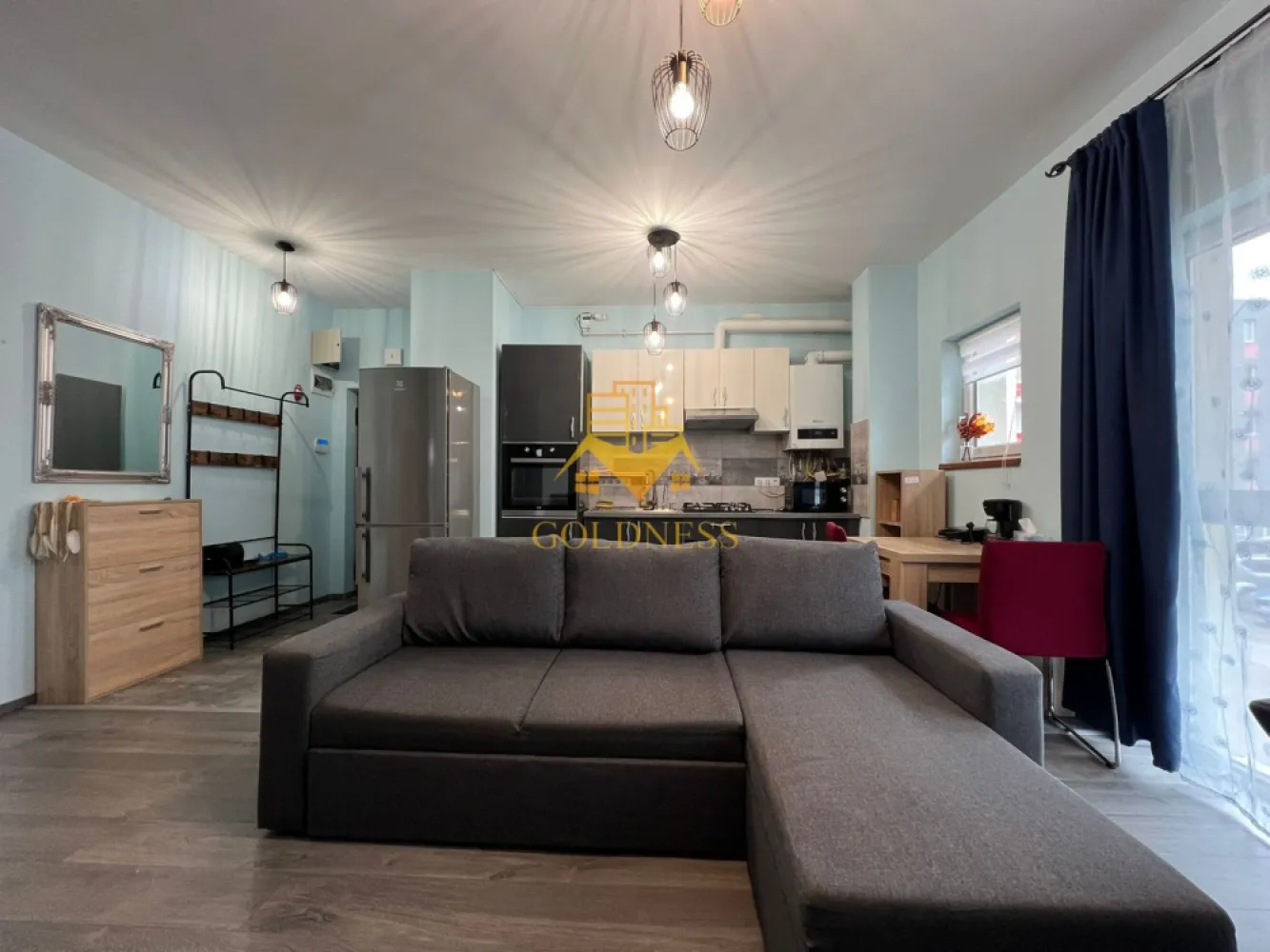 2 camere, curte, UMF, Zorilor, UTCN, Golden Tulip, LIDL, USAMV - GOLDNESS Imobiliare vă propune spre închiriere un apartament cu 2 camere open-space complet mobilat și utilat, la parter într-un imobil de 4 etaje, în Cartierul Zorilor, Zona Golden Tulip, Strada Melodiei, bloc nou, cu lift. Se află în apropierea stațiilor de transport în comun, magazine, restaurante, spații verzi, farmacii, etc. Apartamentul este compartimentat astfel: - dormitor cu pat matrimonial, dressing, noptiere - living cu bucatarie open space complet utilată, canapea extensibilă, loc de servit masa - baie cu cabina de dus, calorifer port prosop și dulap pentru depozitare. - curte privata de 40 mp. Imobilul este dotat cu toate cele necesare- centrală proprie cu incalzire in pardoseala, mașină de spălat haine, frigider, plită electrică, hotă, etc. Dacă sunteți interesați de acest apartament și doriți să îl vizionați, dar și pentru alte oferte nu ezitați să ne contactați telefonic sau prin e-mail. Vă stăm la dispoziție! Pentru intermediere se percepe un comision de 50% din prețul chiriei! }}