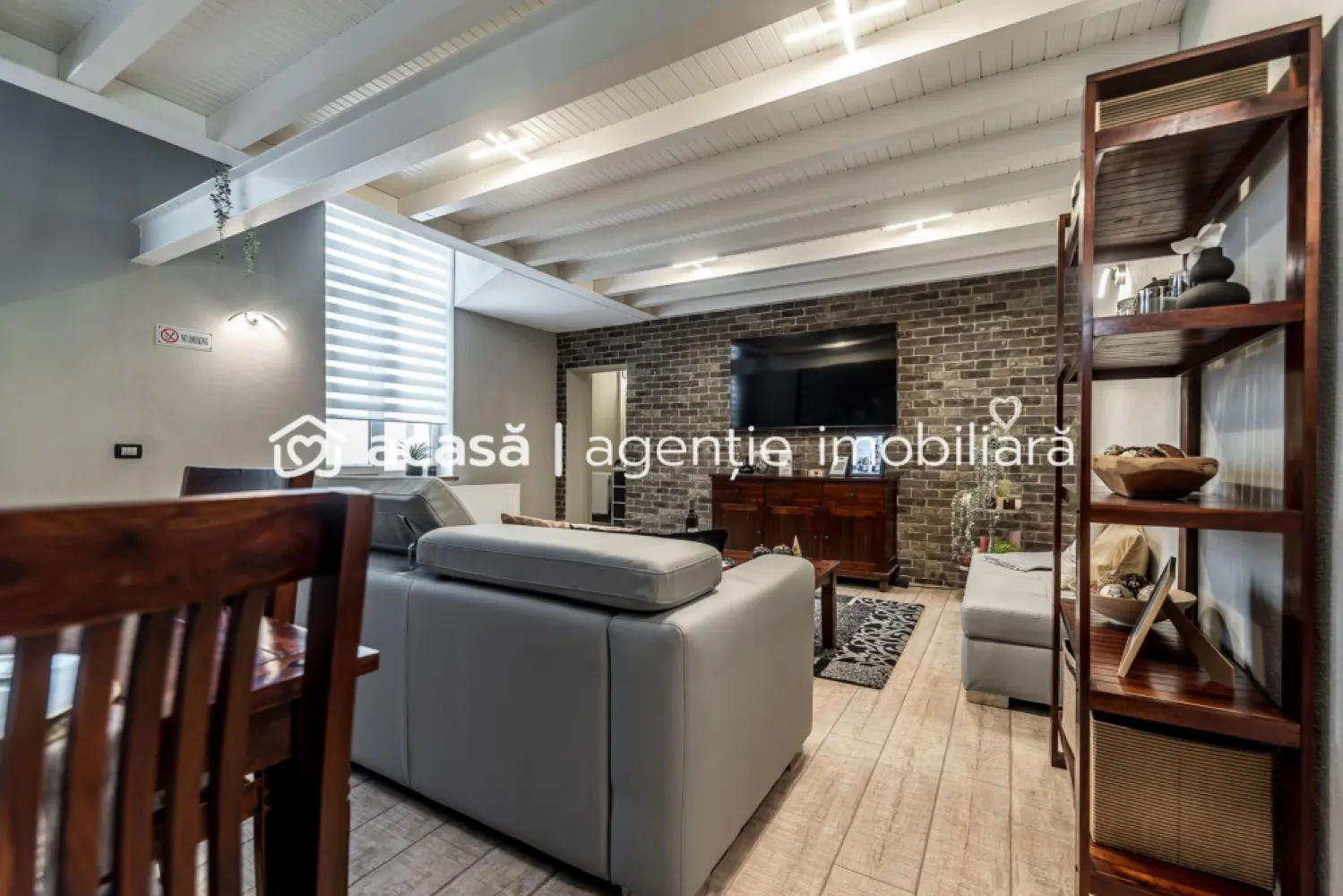 Loft ultracentral – Vasile Alecsandri | parter | 90 mp CF | 2 niveluri - Dacă îți place stilul urban, dar vrei și un spațiu cu personalitate, acest apartament tip loft este genul de proprietate pe care o dorești. Rar pe piață: design modern, spații optimizate, gata de mutare. Situat ultracentral, pe strada Vasile Alecsandri, la parter, loftul are 90 mp (conform CF) și impresionează prin designul modern pe două niveluri, spațiile optimizate și atmosfera primitoare — exact genul de “acasă” care se simte diferit din prima. 🛋️ Se vinde complet mobilat și utilat, gata de mutare imediată — fără investiții suplimentare. 💡 Ideal pentru: locuire, pentru cine vrea un stil de viață modern, în inima orașului sau investiție, pentru închiriere pe termen lung sau regim hotelier (în funcție de strategie) Un spațiu aparte, pentru cei care caută design, funcționalitate și liniște, chiar în centru. 💶 Preț: 150.000 € ✅ Comision 0% | ✅ Vizionare gratuită 📞 Pentru detalii sau programarea unei vizionări: Mihai Molnar – 0761 899 230 (telefon / WhatsApp) 💳 Dacă ai nevoie de finanțare, îți pot obține gratuit oferte de la 16 bănci. 🏡 Ai o proprietate de vânzare în Arad? Îți ofer o evaluare gratuită, fără obligații. 🏢 Arad, Bulevardul Decebal Nr.2, Parter }}
