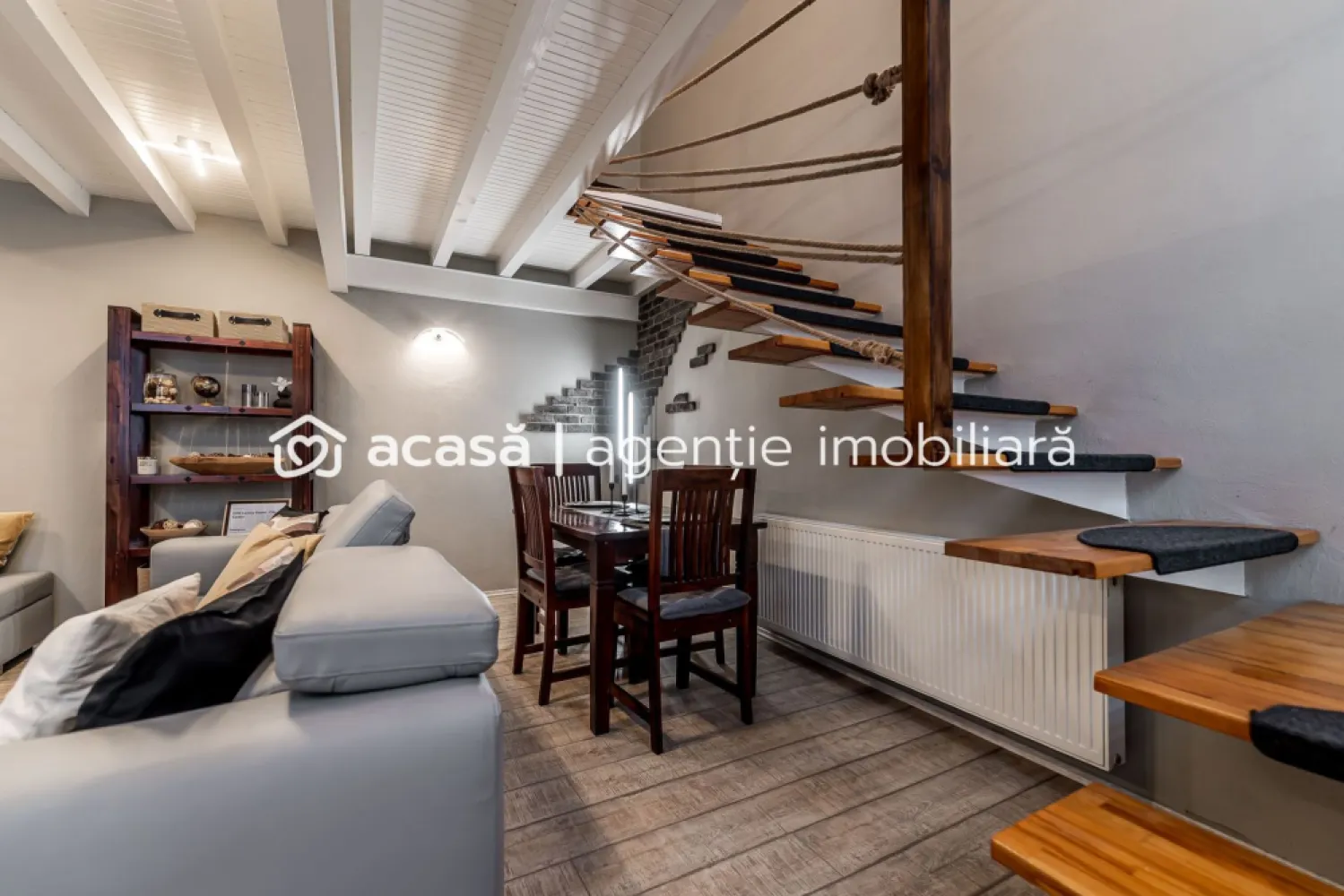 Loft ultracentral – Vasile Alecsandri | parter | 90 mp CF | 2 niveluri - Dacă îți place stilul urban, dar vrei și un spațiu cu personalitate, acest apartament tip loft este genul de proprietate pe care o dorești. Rar pe piață: design modern, spații optimizate, gata de mutare. Situat ultracentral, pe strada Vasile Alecsandri, la parter, loftul are 90 mp (conform CF) și impresionează prin designul modern pe două niveluri, spațiile optimizate și atmosfera primitoare — exact genul de “acasă” care se simte diferit din prima. 🛋️ Se vinde complet mobilat și utilat, gata de mutare imediată — fără investiții suplimentare. 💡 Ideal pentru: locuire, pentru cine vrea un stil de viață modern, în inima orașului sau investiție, pentru închiriere pe termen lung sau regim hotelier (în funcție de strategie) Un spațiu aparte, pentru cei care caută design, funcționalitate și liniște, chiar în centru. 💶 Preț: 150.000 € ✅ Comision 0% | ✅ Vizionare gratuită 📞 Pentru detalii sau programarea unei vizionări: Mihai Molnar – 0761 899 230 (telefon / WhatsApp) 💳 Dacă ai nevoie de finanțare, îți pot obține gratuit oferte de la 16 bănci. 🏡 Ai o proprietate de vânzare în Arad? Îți ofer o evaluare gratuită, fără obligații. 🏢 Arad, Bulevardul Decebal Nr.2, Parter }}