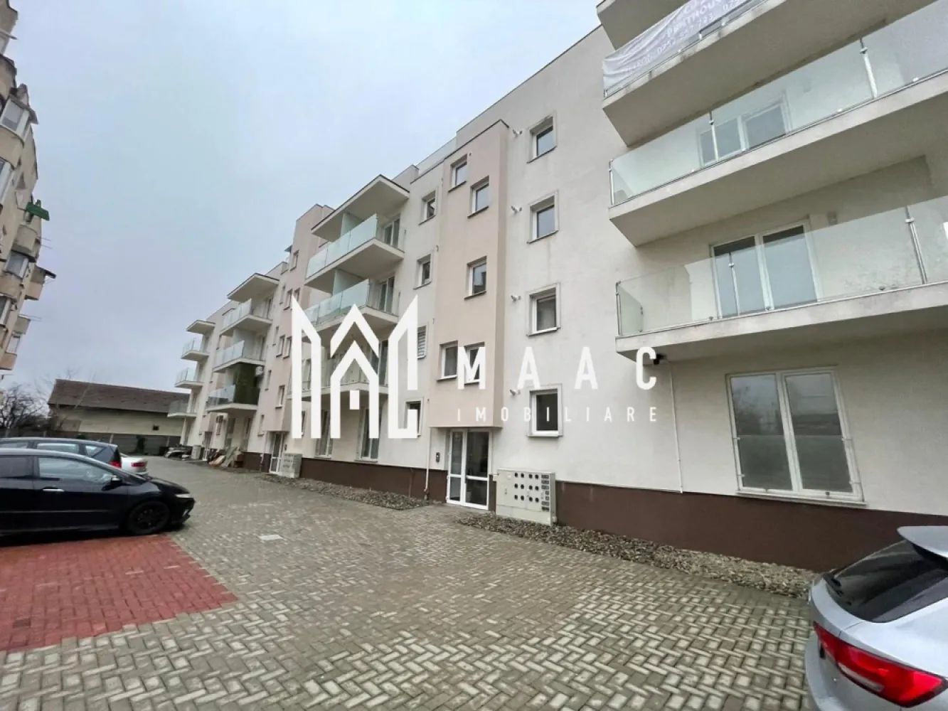 Apartament 3 Camere I Bloc Nou I Sebes I Finisaje Premium - MAAC Imobiliare ofera spre vânzare un apartament modern cu 3 camere (2 dormitoare și living open-space), situat într-un bloc nou cu regim de înălțime P+3E+etaj retras, amplasat în Sebeș, în apropierea Școlii Gimnaziale I–VIII. Detalii apartament: Suprafață utilă: 66 mp Balcon spațios de 6 mp 2 dormitoare luminoase și living open-space Se predă la cheie, cu finisaje premium și băi complet utilate Apartament intabulat, disponibil imediat Avans minim: 50% 2 locuri de parcare incluse Acces cu barieră în curtea privată a imobilului Finisaje și dotări: Marmură pe casa scării – eleganță și durabilitate Marmură în baie – design rafinat Parchet laminat de calitate superioară Tâmplărie PVC cu geam termopan – confort termic și fonic Construcție nouă, structură solidă și izolație eficientă Avantaje: Doar 2 apartamente pe palier – intimitate și liniște Bloc cu 3 etaje + etaj retras, regim redus de locuințe Acces rapid la autostradă și la principalele puncte de interes din Sebeș Curte privată cu acces controlat – siguranță și confort Proximitate față de școală, magazine și servicii Zonă liniștită, ideală pentru locuință de familie sau investiție Preț competitiv și condiții flexibile de plată (avans minim 50%). Pentru detalii suplimentare, consultanță sau programarea unei vizionări, va rugăm să ne contactati specificand ID: CP2810477. }}
