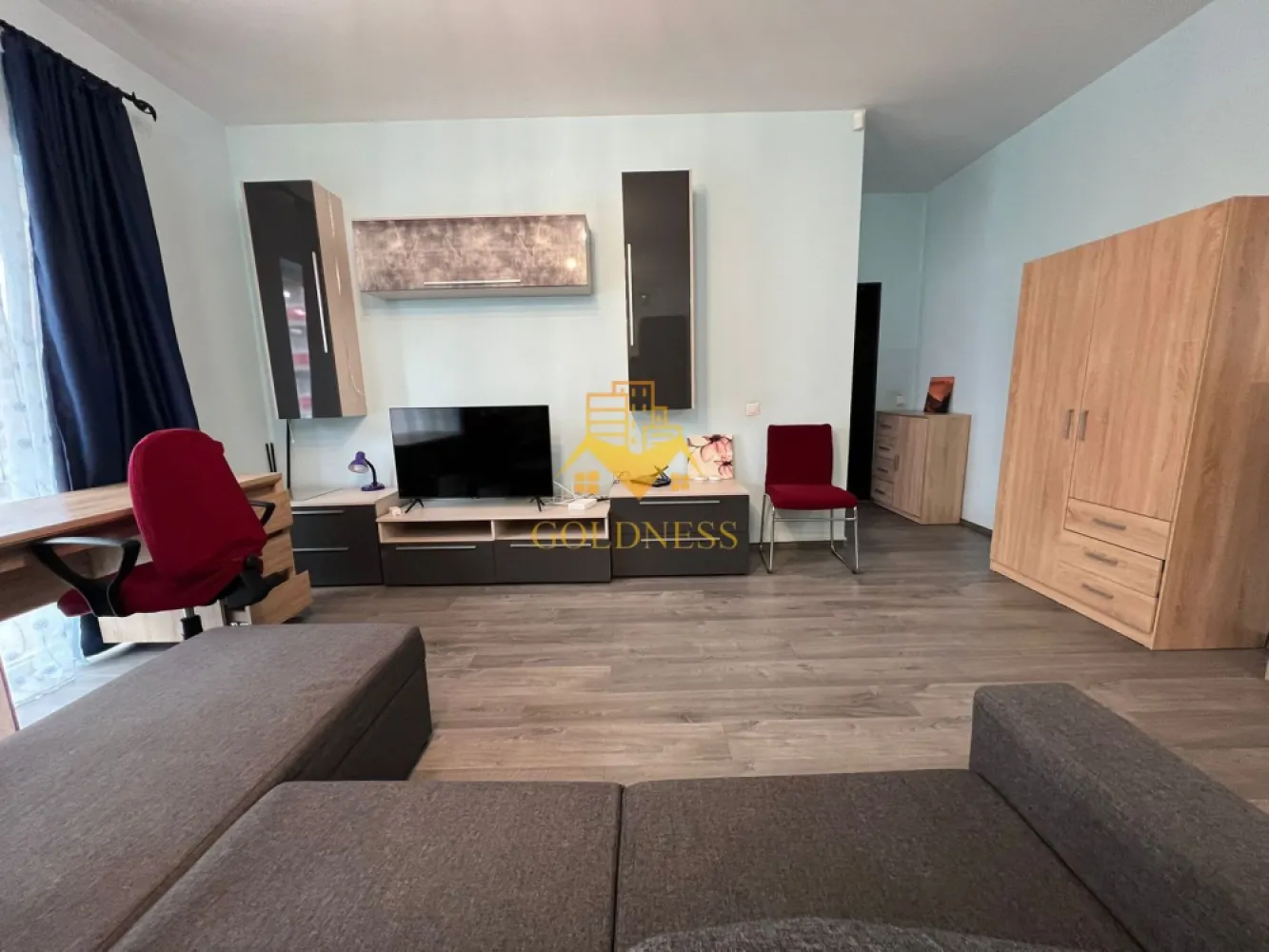 2 camere, curte, UMF, Zorilor, UTCN, Golden Tulip, LIDL, USAMV - GOLDNESS Imobiliare vă propune spre închiriere un apartament cu 2 camere open-space complet mobilat și utilat, la parter într-un imobil de 4 etaje, în Cartierul Zorilor, Zona Golden Tulip, Strada Melodiei, bloc nou, cu lift. Se află în apropierea stațiilor de transport în comun, magazine, restaurante, spații verzi, farmacii, etc. Apartamentul este compartimentat astfel: - dormitor cu pat matrimonial, dressing, noptiere - living cu bucatarie open space complet utilată, canapea extensibilă, loc de servit masa - baie cu cabina de dus, calorifer port prosop și dulap pentru depozitare. - curte privata de 40 mp. Imobilul este dotat cu toate cele necesare- centrală proprie cu incalzire in pardoseala, mașină de spălat haine, frigider, plită electrică, hotă, etc. Dacă sunteți interesați de acest apartament și doriți să îl vizionați, dar și pentru alte oferte nu ezitați să ne contactați telefonic sau prin e-mail. Vă stăm la dispoziție! Pentru intermediere se percepe un comision de 50% din prețul chiriei! }}
