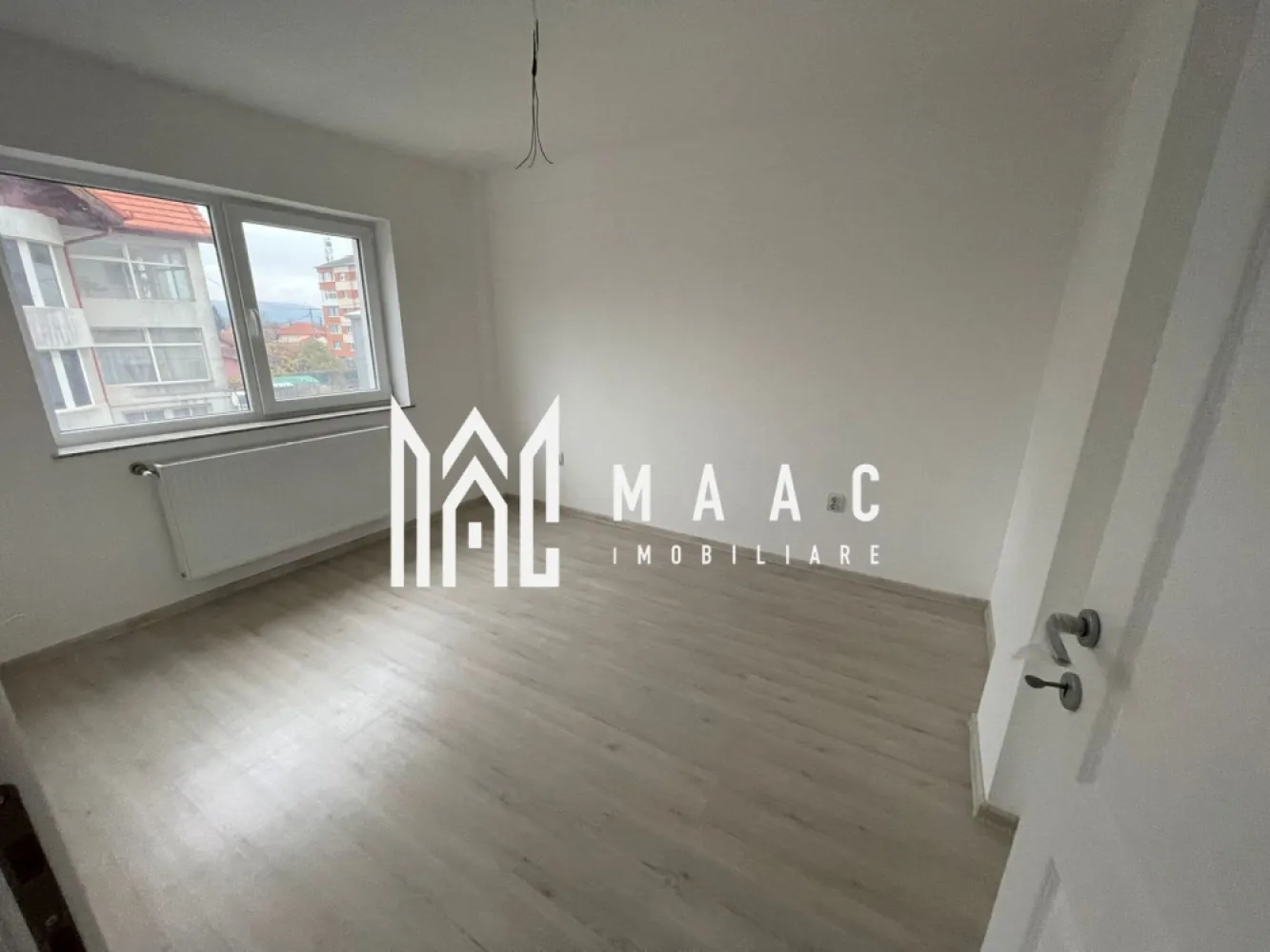 Apartament 3 Camere I Bloc Nou I Sebes I Finisaje Premium - MAAC Imobiliare ofera spre vânzare un apartament modern cu 3 camere (2 dormitoare și living open-space), situat într-un bloc nou cu regim de înălțime P+3E+etaj retras, amplasat în Sebeș, în apropierea Școlii Gimnaziale I–VIII. Detalii apartament: Suprafață utilă: 66 mp Balcon spațios de 6 mp 2 dormitoare luminoase și living open-space Se predă la cheie, cu finisaje premium și băi complet utilate Apartament intabulat, disponibil imediat Avans minim: 50% 2 locuri de parcare incluse Acces cu barieră în curtea privată a imobilului Finisaje și dotări: Marmură pe casa scării – eleganță și durabilitate Marmură în baie – design rafinat Parchet laminat de calitate superioară Tâmplărie PVC cu geam termopan – confort termic și fonic Construcție nouă, structură solidă și izolație eficientă Avantaje: Doar 2 apartamente pe palier – intimitate și liniște Bloc cu 3 etaje + etaj retras, regim redus de locuințe Acces rapid la autostradă și la principalele puncte de interes din Sebeș Curte privată cu acces controlat – siguranță și confort Proximitate față de școală, magazine și servicii Zonă liniștită, ideală pentru locuință de familie sau investiție Preț competitiv și condiții flexibile de plată (avans minim 50%). Pentru detalii suplimentare, consultanță sau programarea unei vizionări, va rugăm să ne contactati specificand ID: CP2810477. }}