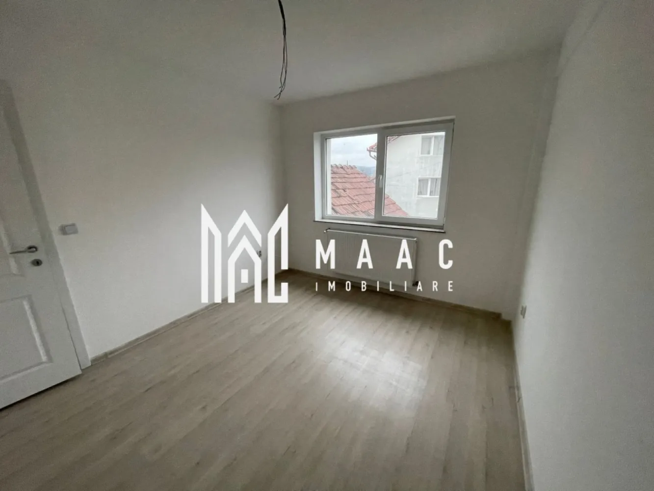 Apartament 3 Camere I Bloc Nou I Sebes I Finisaje Premium - MAAC Imobiliare ofera spre vânzare un apartament modern cu 3 camere (2 dormitoare și living open-space), situat într-un bloc nou cu regim de înălțime P+3E+etaj retras, amplasat în Sebeș, în apropierea Școlii Gimnaziale I–VIII. Detalii apartament: Suprafață utilă: 66 mp Balcon spațios de 6 mp 2 dormitoare luminoase și living open-space Se predă la cheie, cu finisaje premium și băi complet utilate Apartament intabulat, disponibil imediat Avans minim: 50% 2 locuri de parcare incluse Acces cu barieră în curtea privată a imobilului Finisaje și dotări: Marmură pe casa scării – eleganță și durabilitate Marmură în baie – design rafinat Parchet laminat de calitate superioară Tâmplărie PVC cu geam termopan – confort termic și fonic Construcție nouă, structură solidă și izolație eficientă Avantaje: Doar 2 apartamente pe palier – intimitate și liniște Bloc cu 3 etaje + etaj retras, regim redus de locuințe Acces rapid la autostradă și la principalele puncte de interes din Sebeș Curte privată cu acces controlat – siguranță și confort Proximitate față de școală, magazine și servicii Zonă liniștită, ideală pentru locuință de familie sau investiție Preț competitiv și condiții flexibile de plată (avans minim 50%). Pentru detalii suplimentare, consultanță sau programarea unei vizionări, va rugăm să ne contactati specificand ID: CP2810477. }}