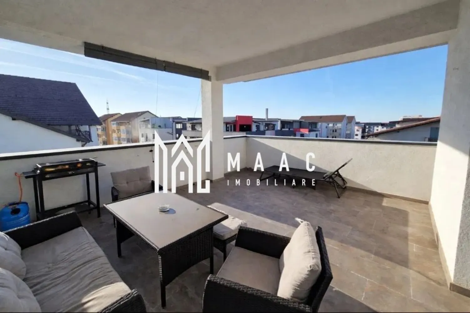 Apartament 2 camere | Terasa | Lift | 59 MPU | Arhitectilor - MAAC Imobiliare vă propune spre vânzare un apartament modern cu 2 camere, situat în Cartierul Arhitecților, la etajul 3 al unui imobil prevăzut cu lift, ideal pentru cei care își doresc confort, intimitate și un spațiu exterior generos. Locuința beneficiază de o suprafață utilă de 59 mp, la care se adaugă două terase spectaculoase, fiecare de 20 mp, însumând 40 mp, perfecte pentru relaxare, socializare sau amenajarea unui colț exterior exact așa cum îți dorești. Compartimentare: Living cu bucătărie open-space – 40 mp Dormitor – 12,5 mp Baie – 6 mp 2 terase spațioase – 20 mp + 20 mp Apartamentul impresionează printr-un design modern, o compartimentare eficientă și un plus de luminozitate, fiind amplasat la etaj retras, ceea ce oferă mai multă intimitate și o atmosferă aerisită. Se vinde complet mobilat și utilat, exact ca în poze, fiind pregătit pentru mutare imediată. Dotări și beneficii: aer condiționat loc de parcare inclus bucătărie complet mobilată și utilată aragaz hotă frigider televizor mobilier modern și funcțional pe terasă: balansoar, măsuță de cafea și alte elemente ideale pentru relaxare Terasele generoase reprezintă unul dintre marile avantaje ale acestei proprietăți, oferind spațiul perfect pentru: zonă de lounge cafeaua de dimineață seri relaxante în aer liber decorarea unui spațiu exterior elegant și primitor Puncte forte ale proprietății: Cartierul Arhitecților – zonă apreciată și în continuă dezvoltare 2 camere moderne 59 mp utili 40 mp de terase bloc cu lift complet mobilat și utilat aer condiționat loc de parcare disponibil imediat Pentru mai multe detalii sau programarea unei vizionări, nu ezitați să ne contactați specificand ID: CP3014501 }}