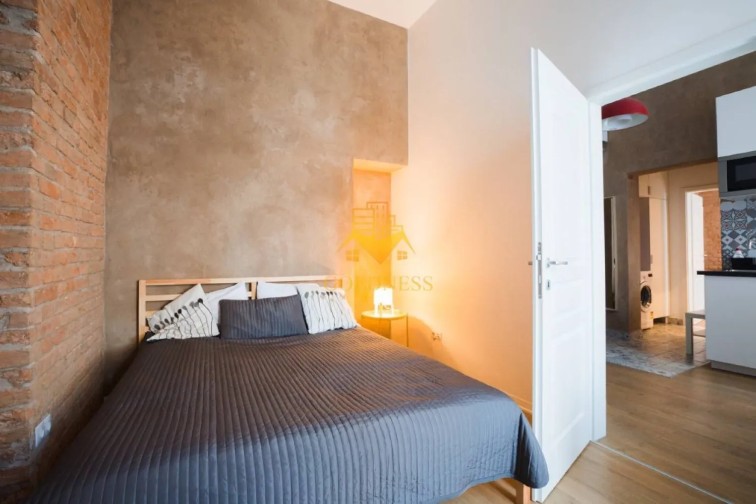 3 camere, UltraCentral, Piața Muzeului, George Barițiu, Piața Unirii - GOLDNESS Imobiliare vă propune spre închiriere un apartament cu 3 camere complet mobilat și utilat, la etajul 1 într-un imobil UltraCentral. Se află în apropierea stațiilor de transport în comun, magazine, restaurante, spații verzi, farmacii, etc. Apartamentul este compartimentat astfel: - 2 dormitoare cu pat matrimonial, dressing, noptiere - living cu canapea extensibilă - bucătărie complet utilată și mobilată, loc de servit masa - baie cu dus, calorifer port prosop și dulap pentru depozitare. Imobilul este dotat cu toate cele necesare- centrală proprie, frigider, aragaz, hotă, mașină de spălat haine, etc. Dacă sunteți interesați de acest apartament și doriți să îl vizionați, dar și pentru alte oferte nu ezitați să ne contactați telefonic sau prin e-mail. Vă stăm la dispoziție! Pentru intermediere se percepe un comision de 50% din prețul chiriei! }}