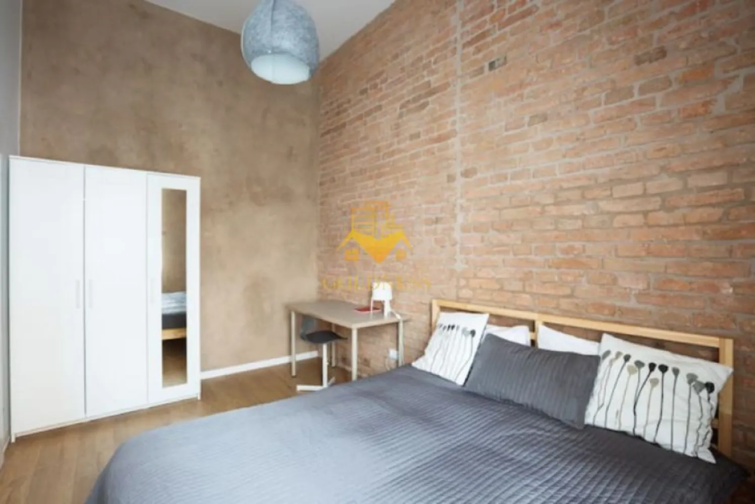 3 camere, UltraCentral, Piața Muzeului, George Barițiu, Piața Unirii - GOLDNESS Imobiliare vă propune spre închiriere un apartament cu 3 camere complet mobilat și utilat, la etajul 1 într-un imobil UltraCentral. Se află în apropierea stațiilor de transport în comun, magazine, restaurante, spații verzi, farmacii, etc. Apartamentul este compartimentat astfel: - 2 dormitoare cu pat matrimonial, dressing, noptiere - living cu canapea extensibilă - bucătărie complet utilată și mobilată, loc de servit masa - baie cu dus, calorifer port prosop și dulap pentru depozitare. Imobilul este dotat cu toate cele necesare- centrală proprie, frigider, aragaz, hotă, mașină de spălat haine, etc. Dacă sunteți interesați de acest apartament și doriți să îl vizionați, dar și pentru alte oferte nu ezitați să ne contactați telefonic sau prin e-mail. Vă stăm la dispoziție! Pentru intermediere se percepe un comision de 50% din prețul chiriei! }}