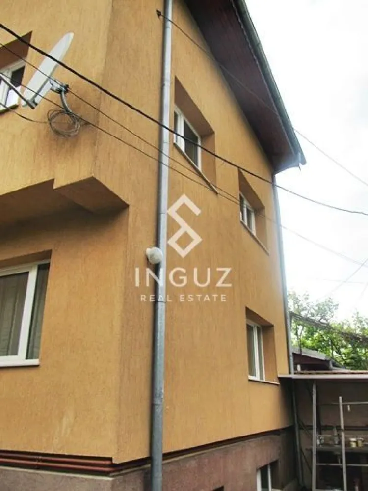 Vilă duplex de închiriat / vânzare | Colentina – Zona Sportului - Vilă duplex de închiriat / vânzare | Colentina – Zona Sportului, București Preț închiriere: 850 € / lună Preț vânzare: 185.000 € Comision agenție: 50% (închiriere) Locație: Colentina – Zona Sportului Stradă liniștită, înfundată, cu acces direct din Șoseaua Colentina Detalii proprietate: Tip: vilă duplex (o unitate din 2) Suprafață utilă: 150 m² Suprafață teren: 200 m² (curte comună) Număr camere: 3 Băi: 2 An construcție: 2006 Încălzire: centrală termică proprie Nemobilată Compartimentare: Living spațios 2 dormitoare 2 băi Bucătărie mare cu loc de luat masa (~35 m²) Descriere: Vilă tip duplex situată într-o zonă liniștită din Colentina, pe o stradă ferită de trafic. Proprietatea face parte dintr-un duplex format din două unități identice, cu curte comună. Unitatea disponibilă este complet separată funcțional și oferă spații generoase, fiind potrivită atât pentru locuit, cât și pentru investiție. Se poate achiziționa pentru uz propriu sau ca investiție, cu posibilitatea de a fi închiriată imediat. Avantaje: Zonă liniștită Suprafață generoasă Potrivită pentru locuință sau investiție Acces facil către oraș Condiții închiriere: Chirie în avans Garanție: echivalentul a 2 luni de chirie Inguz Real Estate 📱 +40 774 017 567 (WhatsApp) 📱 +40 724 922 092 ✉️ info.inguzrealestate.com }}