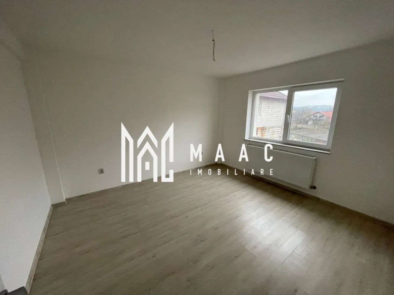 Apartament 3 Camere I Bloc Nou I Sebes I Finisaje Premium - MAAC Imobiliare ofera spre vânzare un apartament modern cu 3 camere (2 dormitoare și living open-space), situat într-un bloc nou cu regim de înălțime P+3E+etaj retras, amplasat în Sebeș, în apropierea Școlii Gimnaziale I–VIII. Detalii apartament: Suprafață utilă: 66 mp Balcon spațios de 6 mp 2 dormitoare luminoase și living open-space Se predă la cheie, cu finisaje premium și băi complet utilate Apartament intabulat, disponibil imediat Avans minim: 50% 2 locuri de parcare incluse Acces cu barieră în curtea privată a imobilului Finisaje și dotări: Marmură pe casa scării – eleganță și durabilitate Marmură în baie – design rafinat Parchet laminat de calitate superioară Tâmplărie PVC cu geam termopan – confort termic și fonic Construcție nouă, structură solidă și izolație eficientă Avantaje: Doar 2 apartamente pe palier – intimitate și liniște Bloc cu 3 etaje + etaj retras, regim redus de locuințe Acces rapid la autostradă și la principalele puncte de interes din Sebeș Curte privată cu acces controlat – siguranță și confort Proximitate față de școală, magazine și servicii Zonă liniștită, ideală pentru locuință de familie sau investiție Preț competitiv și condiții flexibile de plată (avans minim 50%). Pentru detalii suplimentare, consultanță sau programarea unei vizionări, va rugăm să ne contactati specificand ID: CP2810477. }}