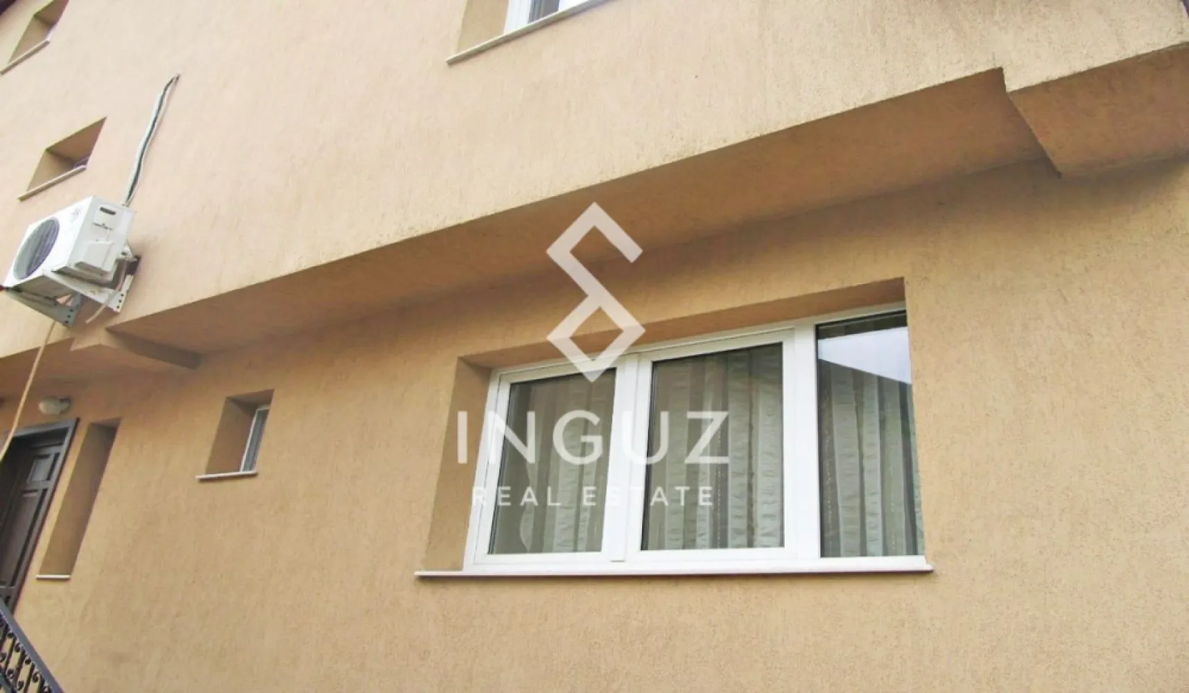 Vilă duplex de închiriat / vânzare | Colentina – Zona Sportului - Vilă duplex de închiriat / vânzare | Colentina – Zona Sportului, București Preț închiriere: 850 € / lună Preț vânzare: 185.000 € Comision agenție: 50% (închiriere) Locație: Colentina – Zona Sportului Stradă liniștită, înfundată, cu acces direct din Șoseaua Colentina Detalii proprietate: Tip: vilă duplex (o unitate din 2) Suprafață utilă: 150 m² Suprafață teren: 200 m² (curte comună) Număr camere: 3 Băi: 2 An construcție: 2006 Încălzire: centrală termică proprie Nemobilată Compartimentare: Living spațios 2 dormitoare 2 băi Bucătărie mare cu loc de luat masa (~35 m²) Descriere: Vilă tip duplex situată într-o zonă liniștită din Colentina, pe o stradă ferită de trafic. Proprietatea face parte dintr-un duplex format din două unități identice, cu curte comună. Unitatea disponibilă este complet separată funcțional și oferă spații generoase, fiind potrivită atât pentru locuit, cât și pentru investiție. Se poate achiziționa pentru uz propriu sau ca investiție, cu posibilitatea de a fi închiriată imediat. Avantaje: Zonă liniștită Suprafață generoasă Potrivită pentru locuință sau investiție Acces facil către oraș Condiții închiriere: Chirie în avans Garanție: echivalentul a 2 luni de chirie Inguz Real Estate 📱 +40 774 017 567 (WhatsApp) 📱 +40 724 922 092 ✉️ info.inguzrealestate.com }}