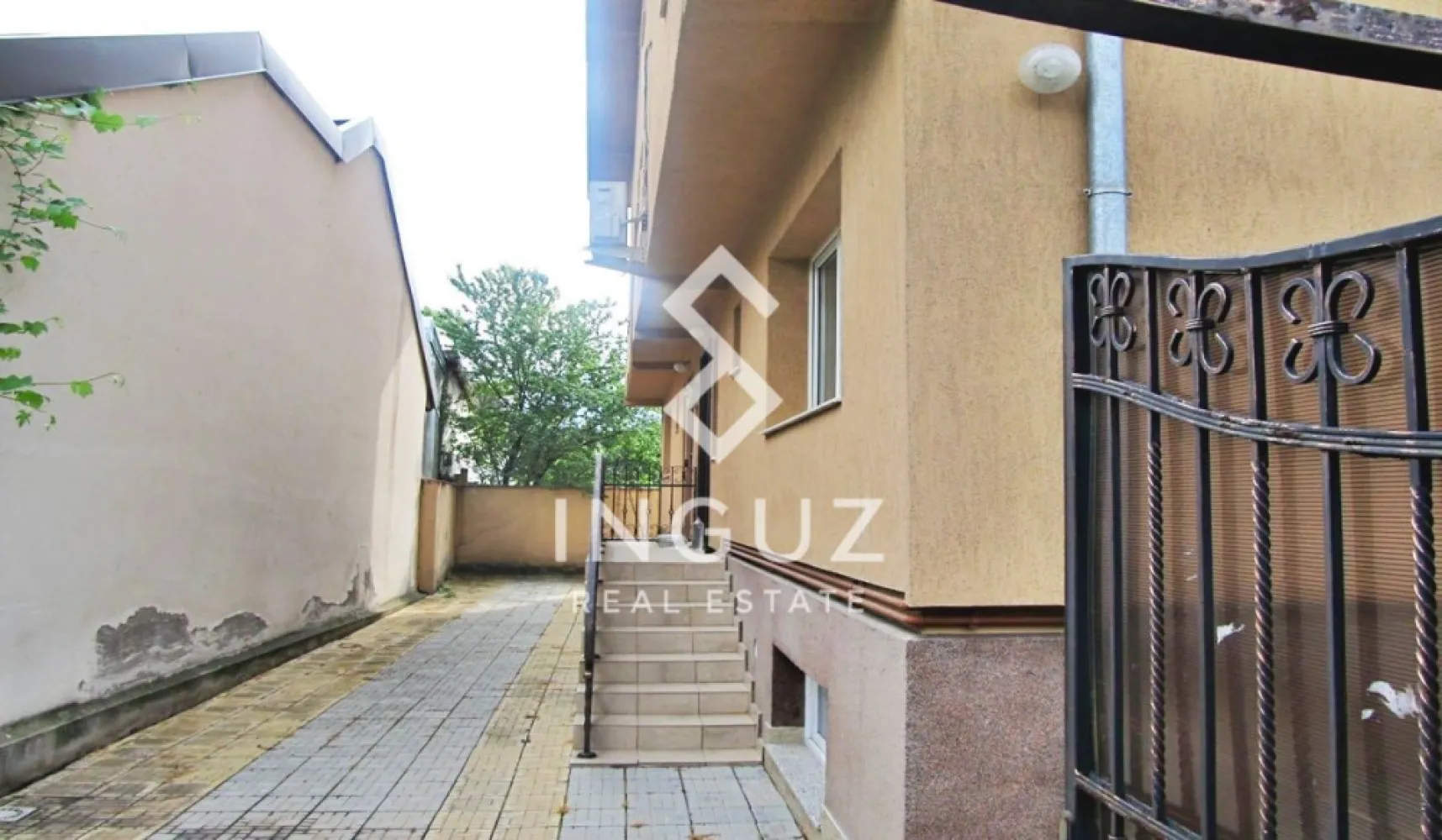 Vilă duplex de închiriat / vânzare | Colentina – Zona Sportului - Vilă duplex de închiriat / vânzare | Colentina – Zona Sportului, București Preț închiriere: 850 € / lună Preț vânzare: 185.000 € Comision agenție: 50% (închiriere) Locație: Colentina – Zona Sportului Stradă liniștită, înfundată, cu acces direct din Șoseaua Colentina Detalii proprietate: Tip: vilă duplex (o unitate din 2) Suprafață utilă: 150 m² Suprafață teren: 200 m² (curte comună) Număr camere: 3 Băi: 2 An construcție: 2006 Încălzire: centrală termică proprie Nemobilată Compartimentare: Living spațios 2 dormitoare 2 băi Bucătărie mare cu loc de luat masa (~35 m²) Descriere: Vilă tip duplex situată într-o zonă liniștită din Colentina, pe o stradă ferită de trafic. Proprietatea face parte dintr-un duplex format din două unități identice, cu curte comună. Unitatea disponibilă este complet separată funcțional și oferă spații generoase, fiind potrivită atât pentru locuit, cât și pentru investiție. Se poate achiziționa pentru uz propriu sau ca investiție, cu posibilitatea de a fi închiriată imediat. Avantaje: Zonă liniștită Suprafață generoasă Potrivită pentru locuință sau investiție Acces facil către oraș Condiții închiriere: Chirie în avans Garanție: echivalentul a 2 luni de chirie Inguz Real Estate 📱 +40 774 017 567 (WhatsApp) 📱 +40 724 922 092 ✉️ info.inguzrealestate.com }}