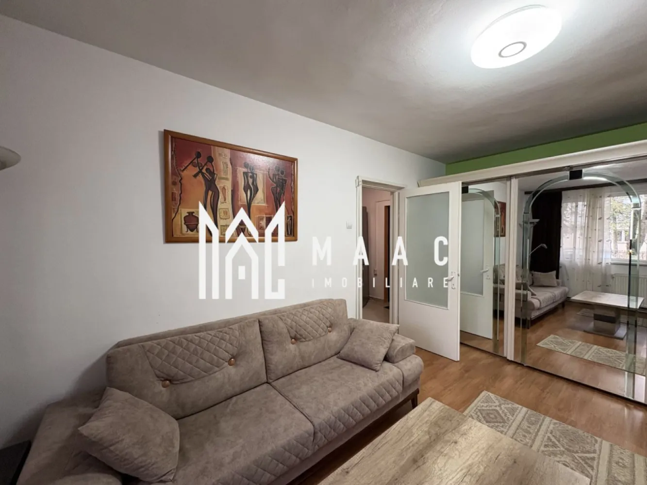 Apartament 2 Camere I Parter I Mobilat I M.Viteazul - MAAC Imobiliare vă propune spre vânzare un apartament cochet cu 2 camere, situat la parter, pe strada Oștirii din Sibiu – ideal atât pentru locuință, cât și pentru investiție! Locuința este bine compartimentată și oferă un ambient plăcut și luminos, fiind compusă din 2 camere, o bucătărie practică, complet mobilată și utilată, precum și o baie cu geam – un avantaj important pentru aerisire naturală și confort zilnic. Apartamentul se vinde complet mobilat și utilat, fiind pregătit pentru mutare imediată, fără investiții suplimentare. Poziționarea la parter asigură acces facil, fiind potrivit pentru toate categoriile de vârstă sau pentru închiriere rapidă. Un mare plus îl reprezintă locația – zona este liniștită și foarte bine conectată, aflată în apropierea unor școli bine cotate și grădinițe, ceea ce o face ideală pentru familii Pentru mai multe detalii precizati ca ati vazut anuntul cu ID CP3015862