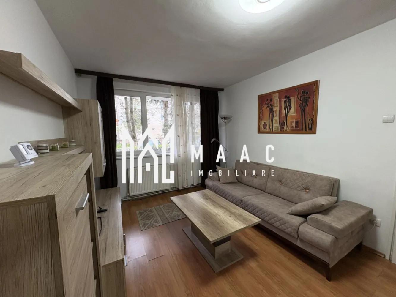 Apartament 2 Camere I Parter I Mobilat I M.Viteazul - MAAC Imobiliare vă propune spre vânzare un apartament cochet cu 2 camere, situat la parter, pe strada Oștirii din Sibiu – ideal atât pentru locuință, cât și pentru investiție! Locuința este bine compartimentată și oferă un ambient plăcut și luminos, fiind compusă din 2 camere, o bucătărie practică, complet mobilată și utilată, precum și o baie cu geam – un avantaj important pentru aerisire naturală și confort zilnic. Apartamentul se vinde complet mobilat și utilat, fiind pregătit pentru mutare imediată, fără investiții suplimentare. Poziționarea la parter asigură acces facil, fiind potrivit pentru toate categoriile de vârstă sau pentru închiriere rapidă. Un mare plus îl reprezintă locația – zona este liniștită și foarte bine conectată, aflată în apropierea unor școli bine cotate și grădinițe, ceea ce o face ideală pentru familii Pentru mai multe detalii precizati ca ati vazut anuntul cu ID CP3015862