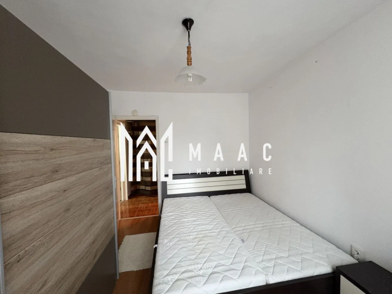 Apartament 2 Camere I Parter I Mobilat I M.Viteazul - MAAC Imobiliare vă propune spre vânzare un apartament cochet cu 2 camere, situat la parter, pe strada Oștirii din Sibiu – ideal atât pentru locuință, cât și pentru investiție! Locuința este bine compartimentată și oferă un ambient plăcut și luminos, fiind compusă din 2 camere, o bucătărie practică, complet mobilată și utilată, precum și o baie cu geam – un avantaj important pentru aerisire naturală și confort zilnic. Apartamentul se vinde complet mobilat și utilat, fiind pregătit pentru mutare imediată, fără investiții suplimentare. Poziționarea la parter asigură acces facil, fiind potrivit pentru toate categoriile de vârstă sau pentru închiriere rapidă. Un mare plus îl reprezintă locația – zona este liniștită și foarte bine conectată, aflată în apropierea unor școli bine cotate și grădinițe, ceea ce o face ideală pentru familii Pentru mai multe detalii precizati ca ati vazut anuntul cu ID CP3015862