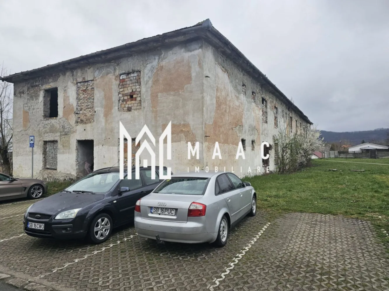 Teren și construcție I 667 mp I De Renovat I Copșa Mică - MAAC Imobiliare pune la dispoziție spre vânzare un pachet format din teren intravilan și o construcție existentă, situate în localitatea Copșa Mică. Proprietatea oferă potențial atât pentru reconstrucție, cât și pentru valorificarea structurii actuale. Teren – 667 mp intravilan - categoria: curți–construcții - suprafață: 667 mp - formă regulată, cu fronturi stradale de 42 m și 16 m - toate utilitățile sunt disponibile la proprietate Imobilul poate fi reabilitat sau demolat, în funcție de planurile viitorului proprietar. Caracteristici: - an aproximativ al construcției: 1980 - structură solidă, cu fundatie din beton și zidărie - suprafață construită desfășurată: 1422 mp - regim de înălțime: S + P + E + P - schițele releveu sunt atașate anunțului Pentru detalii suplimentare, contactați MAAC Imobiliare și menționați CP3007145. }}