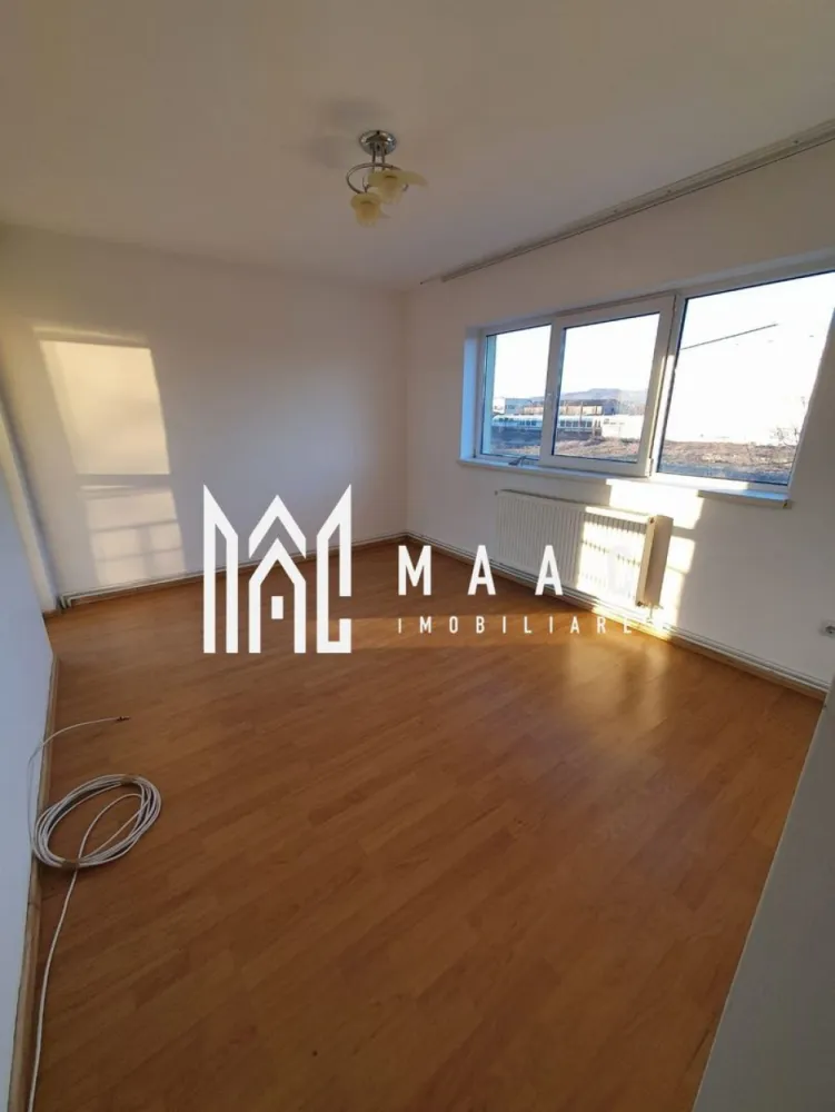 Apartament 3 Camere | Loc de pracre | 67MPU | Trei Stejari - MAAC Imobiliare vă propune spre vânzare un apartament cu 3 camere decomandate, situat în cartierul Trei Stejari, o zonă liniștită de case, aproape de Promenada Mall și Gara Sibiu. Proprietatea are o suprafață de aproximativ 76 mp (inclusiv balconul) și se remarcă prin spații bine proporționate și lumină naturală pe tot parcursul zilei, având expunere favorabilă în toate camerele. Compartimentare Living spațios 2 dormitoare Bucătărie separată Hol Baie Balcon generos de 9 mp, cu acces din living, dormitor și bucătărie Dotări și caracteristici Apartament luminos și bine aerisit Se vinde nemobilat Bloc tip vilă, cu regim redus de înălțime (P+2) Imobil izolat termic, cu consum redus de încălzire Număr redus de vecini Avantaje Zonă liniștită de case – Trei Stejari Aproape de Promenada Mall și Gara Sibiu În apropiere: Școala nr. 4, magazine (Profi, Trans Agape) Stradă recent asfaltată Ideal pentru locuință personală Loc de parcare amenjata ( este 20 de lei pe luna plata locului de parcare ) Apartamentul este potrivit pentru cei care caută liniște, spațiu și o poziționare bună în oraș. Pentru mai multe detalii și programarea unei vizionări, vă rugăm să ne contactați menționând ID: CP3015714 }}