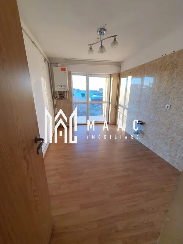 Apartament 3 Camere | Loc de pracre | 67MPU | Trei Stejari - MAAC Imobiliare vă propune spre vânzare un apartament cu 3 camere decomandate, situat în cartierul Trei Stejari, o zonă liniștită de case, aproape de Promenada Mall și Gara Sibiu. Proprietatea are o suprafață de aproximativ 76 mp (inclusiv balconul) și se remarcă prin spații bine proporționate și lumină naturală pe tot parcursul zilei, având expunere favorabilă în toate camerele. Compartimentare Living spațios 2 dormitoare Bucătărie separată Hol Baie Balcon generos de 9 mp, cu acces din living, dormitor și bucătărie Dotări și caracteristici Apartament luminos și bine aerisit Se vinde nemobilat Bloc tip vilă, cu regim redus de înălțime (P+2) Imobil izolat termic, cu consum redus de încălzire Număr redus de vecini Avantaje Zonă liniștită de case – Trei Stejari Aproape de Promenada Mall și Gara Sibiu În apropiere: Școala nr. 4, magazine (Profi, Trans Agape) Stradă recent asfaltată Ideal pentru locuință personală Loc de parcare amenjata ( este 20 de lei pe luna plata locului de parcare ) Apartamentul este potrivit pentru cei care caută liniște, spațiu și o poziționare bună în oraș. Pentru mai multe detalii și programarea unei vizionări, vă rugăm să ne contactați menționând ID: CP3015714 }}