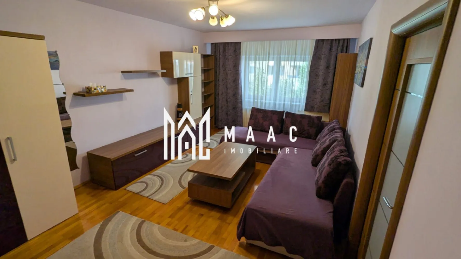 Apartament 2 camere | 60 mp | Etaj 3 - MAAC Imobiliare vă propune spre vânzare un apartament modern, spațios și eficient compartimentat, situat în zona Gării – una dintre cele mai accesibile și bine cotate zone ale orașului, ideală atât pentru locuit, cât și pentru investiție. Proprietatea dispune de o suprafață utilă de 60 mp, la care se adaugă un balcon închis de 6 mp, oferind un spațiu suplimentar perfect pentru relaxare sau depozitare. Apartamentul este situat la etajul 3 din 8, într-un imobil prevăzut cu lift, și beneficiază de o compartimentare decomandată, ce asigură un grad ridicat de confort și intimitate. Locuința este dotată cu centrală termică proprie, asigurând un control optim al temperaturii și costurilor. Bucătăria este complet echipată cu frigider, plită pe gaz și hotă, iar confortul zilnic este completat de prezența mașinii de spălat rufe și a mașinii de spălat vase. Baia este amenajată cu cadă cu hidromasaj, oferind un plus de relaxare. Localizarea reprezintă un avantaj major, apartamentul fiind situat la doar aproximativ 10 minute de mers pe jos de centrul orașului, centre comerciale și unități medicale. Zona este liniștită, cu acces facil către principalele puncte de interes și beneficiază de locuri de parcare gratuite și suficiente. Această proprietate reprezintă o alegere excelentă pentru un cuplu, o persoană activă sau pentru cei care caută o investiție sigură într-o zonă bine dezvoltată. Pentru mai multe detalii sau pentru programarea unei vizionări, vă invităm să ne contactați și să specificati ID: CP3015334 }}
