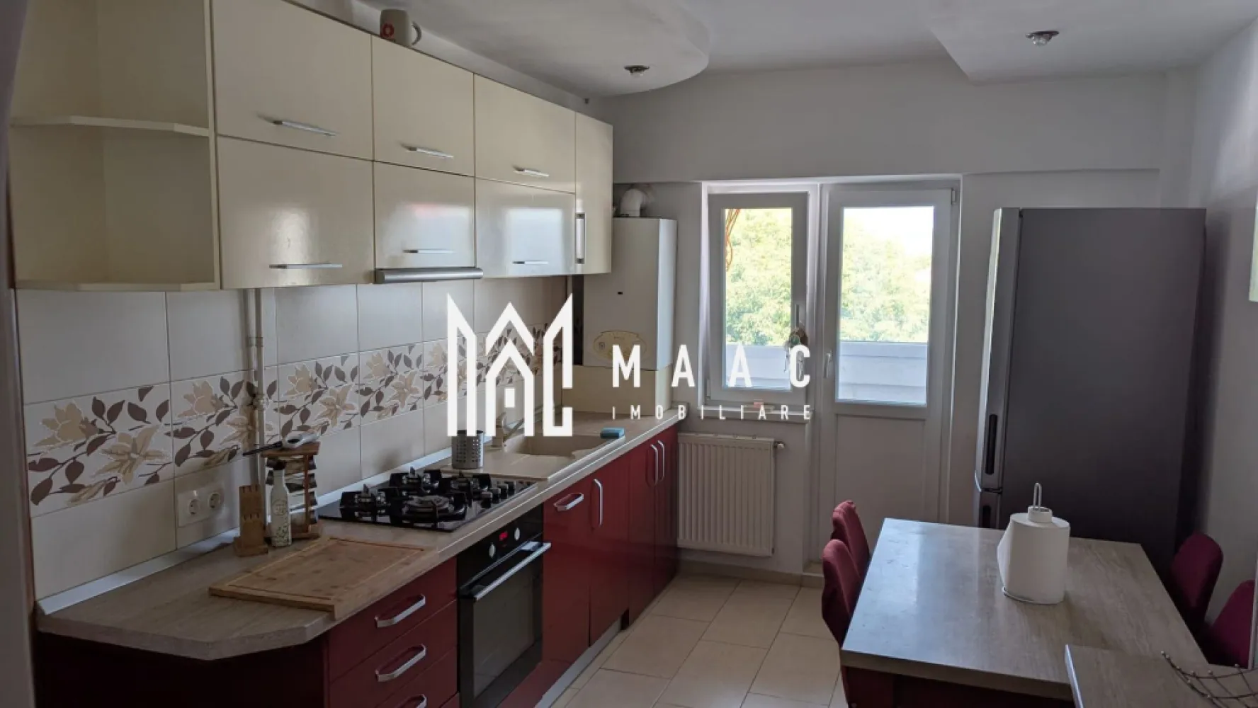 Apartament 2 camere | 60 mp | Etaj 3 - MAAC Imobiliare vă propune spre vânzare un apartament modern, spațios și eficient compartimentat, situat în zona Gării – una dintre cele mai accesibile și bine cotate zone ale orașului, ideală atât pentru locuit, cât și pentru investiție. Proprietatea dispune de o suprafață utilă de 60 mp, la care se adaugă un balcon închis de 6 mp, oferind un spațiu suplimentar perfect pentru relaxare sau depozitare. Apartamentul este situat la etajul 3 din 8, într-un imobil prevăzut cu lift, și beneficiază de o compartimentare decomandată, ce asigură un grad ridicat de confort și intimitate. Locuința este dotată cu centrală termică proprie, asigurând un control optim al temperaturii și costurilor. Bucătăria este complet echipată cu frigider, plită pe gaz și hotă, iar confortul zilnic este completat de prezența mașinii de spălat rufe și a mașinii de spălat vase. Baia este amenajată cu cadă cu hidromasaj, oferind un plus de relaxare. Localizarea reprezintă un avantaj major, apartamentul fiind situat la doar aproximativ 10 minute de mers pe jos de centrul orașului, centre comerciale și unități medicale. Zona este liniștită, cu acces facil către principalele puncte de interes și beneficiază de locuri de parcare gratuite și suficiente. Această proprietate reprezintă o alegere excelentă pentru un cuplu, o persoană activă sau pentru cei care caută o investiție sigură într-o zonă bine dezvoltată. Pentru mai multe detalii sau pentru programarea unei vizionări, vă invităm să ne contactați și să specificati ID: CP3015334 }}