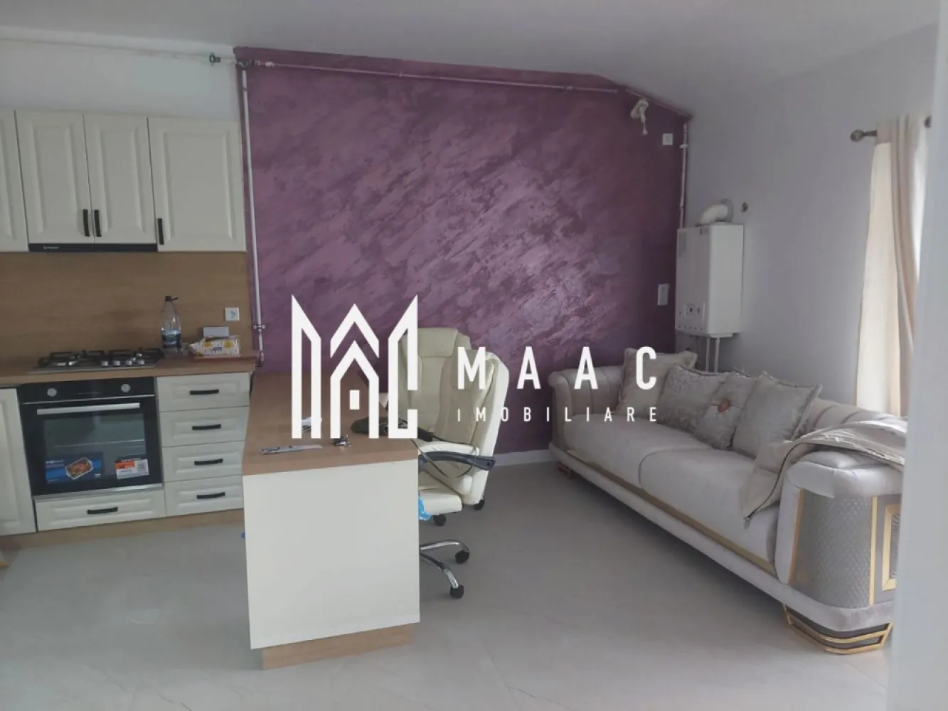Apartament 2 Camere | Loc de parcare inclus | D.Stanca - MAAC Imobiliare vă propune spre închiriere un apartament cu 2 camere, situat în zona Doamna Stanca, într-un imobil de construcție nouă. Apartamentul are o suprafață utilă de 38 mp și este ideal pentru o persoană sau un cuplu care își dorește confort într-o locuință modernă. Compartimentare Living Dormitor Bucătărie Baie Dotări Aer condiționat Mașină de spălat rufe Mașină de spălat vase Mobilat și utilat Alte beneficii Loc de parcare inclus Imobil nou Zonă cu acces facil către puncte de interes Condiții de închiriere Se percepe garanție contravaloarea unei chirii Nu se acceptă animale de companie Apartamentul este disponibil pentru mutare imediată. Pentru mai multe detalii și programarea unei vizionări, vă rugăm să ne contactați menționând ID: CP3013564