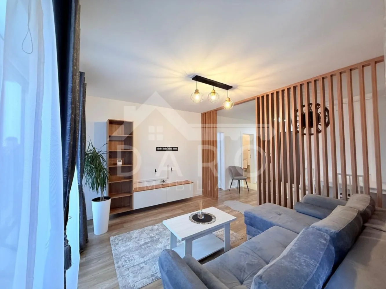 🔥 APARTAMENT ULTRA MODERN 2 CAMERE + PARCARE – MAURER RESIDENCE – 450 - 🔥 APARTAMENT ULTRA MODERN 2 CAMERE + PARCARE – MAURER RESIDENCE – 450 €/LUNĂ 🔥 📍 Târgu Mureș · Maurer Residence 🏡 Apartament | Închiriere | 2 camere | Complex rezidențial premium ✨ Dacă îți dorești un apartament care chiar impresionează de la prima vedere, acesta este genul de proprietate care nu stă mult pe piață. Se oferă spre închiriere un apartament modern, elegant și extrem de bine pus la punct, situat în Maurer Residence, unul dintre cele mai apreciate ansambluri rezidențiale din Târgu Mureș. Locuința se remarcă printr-un design actual, finisaje de foarte bun gust, spații deschise, lumină naturală din plin și o atmosferă premium, caldă și primitoare. Este apartamentul ideal pentru cineva care nu caută doar o chirie, ci un loc în care să se simtă cu adevărat acasă. ✨ Compartimentare practică și spectaculoasă: ✔️ living generos, luminos și foarte elegant, amenajat modern 🛋️ ✔️ bucătărie open space, complet mobilată și utilată, cu design actual 🍳 ✔️ dormitor spațios, aerisit, cu dressing încăpător și acces la balcon 🛏️ ✔️ baie modernă, foarte bine finisată, cu aspect premium 🛁 ✔️ cameră tehnică / spațiu de spălătorie – extrem de util pentru organizare 🧺 ✔️ balcon foarte mare, ideal pentru cafeaua de dimineață sau momente de relaxare 🌿 💎 Dotări care fac diferența: ✔️ apartament complet mobilat și utilat ✔️ finisaje moderne, atent alese ✔️ living separat vizual prin riflaje decorative – efect wow garantat ✔️ bucătărie echipată complet: plită, cuptor electric, cuptor cu microunde, frigider ✔️ baie cu oglindă smart ✔️ camere luminoase, deschise și foarte aerisite ☀️ ✔️ mobilier modern, în nuanțe calde și elegante ✔️ loc de parcare propriu inclus 🚗 ✔️ boxă pentru depozitare 📍 De ce Maurer Residence? Pentru că vorbim despre un complex rezidențial premium, cu blocuri noi, arhitectură modernă, atmosferă liniștită și acces rapid către punctele importante din oraș. În complex ai un cadru plăcut și civilizat, iar în apropiere găsești: ☕ cafenele 🛒 Lidl și alte magazine alimentare 🚌 acces facil către oraș 🌆 un ambient modern, curat și bine organizat 💰 Preț: 450 €/lună 📞 0749 535 729 – pentru detalii și vizionare 🤝 Proprietate promovată prin DARO Imobiliare 💡 Te gândești să îți cumperi propriul apartament? Prin Kiwi Finance beneficiezi de: ✔️ analiză GRATUITĂ a eligibilității ✔️ acces la oferte de la peste 12 bănci ✔️ negocierea dobânzii în favoarea ta ✔️ suport complet până la semnare 🚀 Genul de apartament care se închiriază rapid: modern, elegant, cu personalitate și într-un complex unde chiar merită să locuiești.