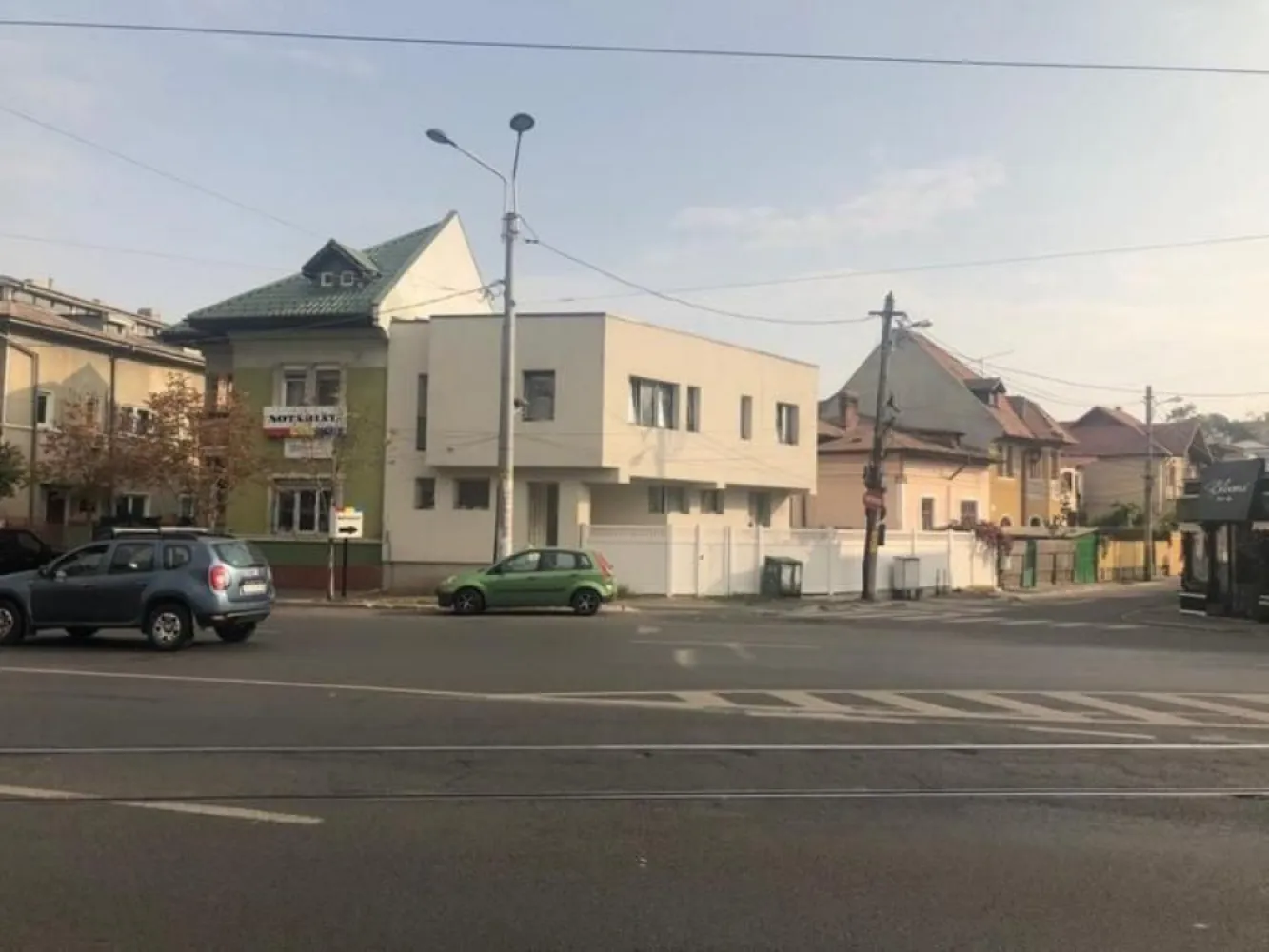 BRASADAS inchiriaza spatiu CLINICA STOMATOLOGICA Mihai Bravu - Agentia Imobiliara BRASADAS inchiriaza Spatiu cu destinatie specifica CLINICA STOMATOLOGICA ! Exista certificat de urbanism eliberat DOAR pentru activitate de Clinica Stomatologica (cod CAEN 8623). Constructie moderna noua - prima inchiriere. Open space - spatiu necompartimentat, nefinisat pe fiecare etaj. Demisol + parter + etaj 1. Terasa izolata profesional. Toate utilitatile instalate: gaze, apa, curent, canalizare. Izolatie 10 cm polistiren. Usi si ferestre termopan. Spatii interioare deschise, nedivizate, etc. Amprenta la sol a constructiei 100 mp - 3 nivele. Curte libera in jurul imobilului 160 mp - optim locuri parcare. Deschidere mare la doua strazi. Pozitia este ideala pe colt - vizibilitate mare la sos Mihai Bravu. Destinatie CLINICA STOMATOLGICA. Multiple mijloace de transport in zona - metrou, tramvai, autobuze, etc. Vecinatati: Mihai Bravu, Metrou Piata Muncii, Bulevardul Decebal, Piata Alba Iulia, Dristor, Stadionul National, Calea Calarasilor, Vatra Luminoasa, Maior Coravu. Vecini de foarte buna calitate ! Www.brasadas.com.