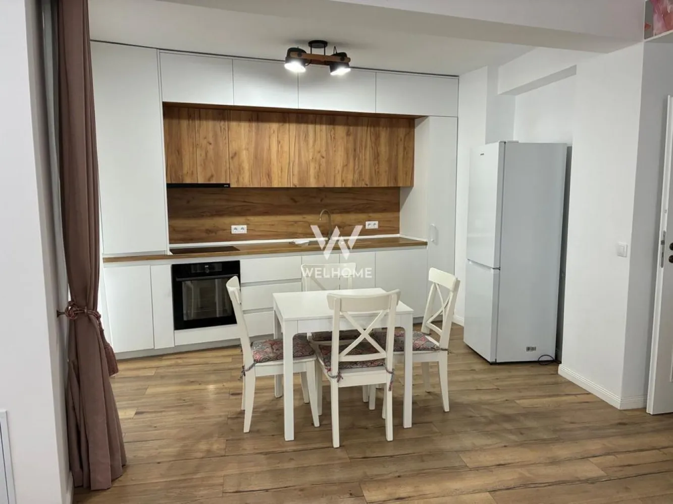 Apartament modern 3 camere - Selimbar - Se închiriază apartament modern cu 3 camere, situat în Șelimbăr, pe strada Ion Rațiu, în zona Brana – o zonă liniștită, cu acces rapid către Promenada. Apartamentul are o suprafață utilă de 70 mp și se află într-un bloc nou construit în 2024. Se închiriază complet mobilat și utilat, fiind ideal pentru un cuplu sau o familie care își dorește confort și liniște. Compartimentare: • 2 dormitoare mobilate • Living spațios cu bucătărie open space, complet utilată (mașină de spălat vase, cuptor electric, plită electrică, frigider etc.) • 2 băi: baie cu duș walk-in și mașină de spălat, baie cu cadă • 1 balcon amenajat cu masă și scaune • Boxă de depozitare ideală pentru cauciucuri, biciclete sau cărucioare Avantaje: • 2 locuri de parcare private • bloc nou, finisaje moderne • zonă liniștită, aproape de zone comerciale și de promenadă • acces rapid către Sibiu Apartamentul se închiriază pe termen lung, iar la semnarea contractului se percepe garanția echivalentă cu o lună de chirie. Preț: 550 €/lună + 1 lună garanție Comision client: 50% din prima chirie Telefon: 0756 094 405
