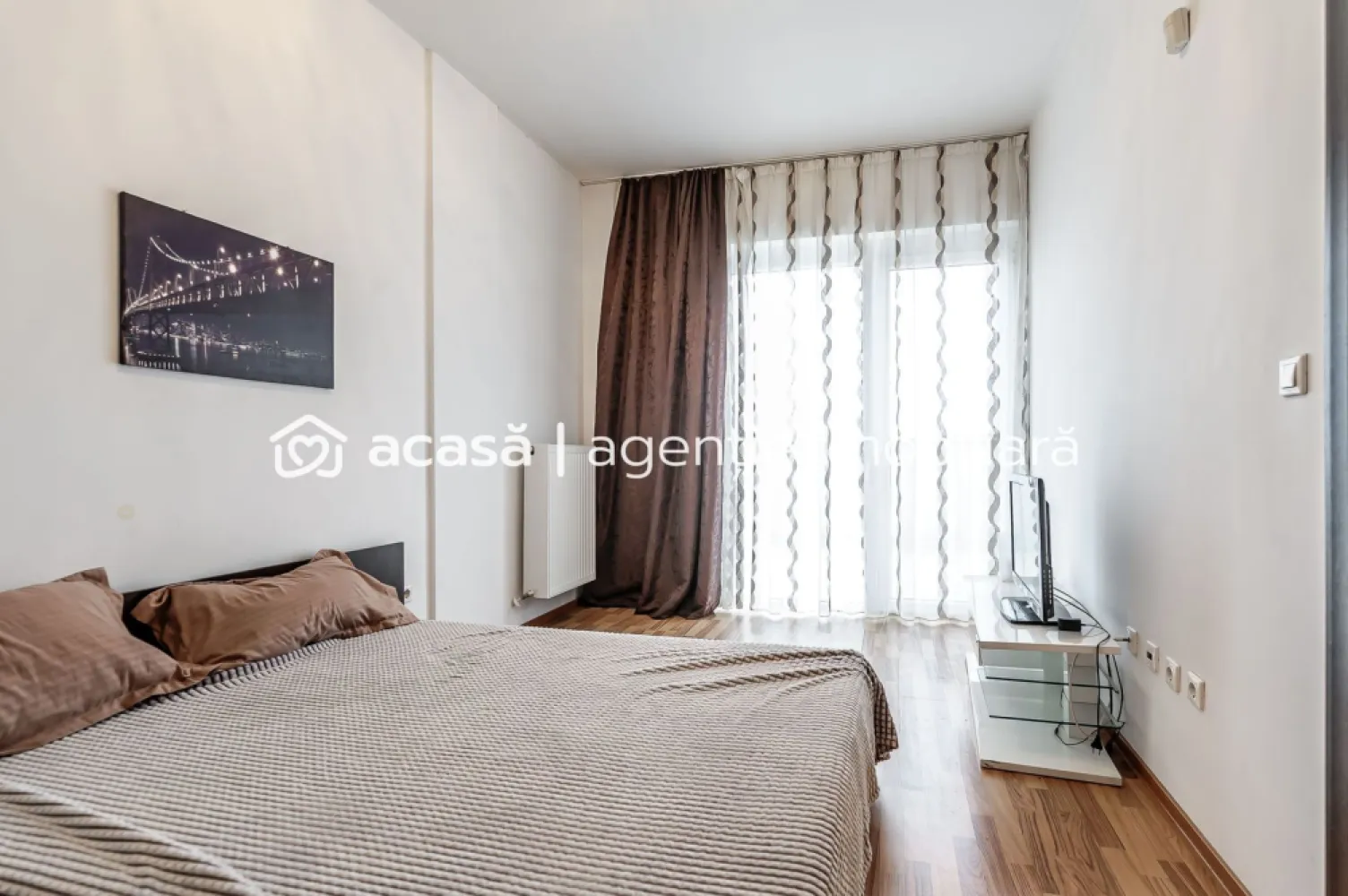 Penthouse ARED UTA 2 camere + nisa de dormit - 99 mp - COMISION 0% - Trăiește la înălțime într-un apartament tip penthouse situat la ultimul etaj (8/8), cu o terasă superbă de ~30 mp și o panoramă spectaculoasă asupra orașului! 🌆 📍 Localizare premium: cartier rezidențial ARED UTA 🛋 Se vinde complet mobilat și utilat 📐 99 mp construiți | 83 mp utili (conform CF) Compartimentare: ▪️ hol ▪️ bucătărie + living open-space ▪️ dormitor ▪️ nișă de dormit ▪️ baie ▪️ terasă generoasă perfectă pentru relaxare 🚶‍♂️ Totul aproape de tine: stadionul Francisc Neuman, Active Park ARED, AFI Arad, Atrium Mall, stații de transport și multe alte puncte de interes. 💎 Un penthouse modern într-un cartier exclusivist – nu rata ocazia! 📞 Pentru detalii și vizionări: 0755 274 519 — Daniel Hord - Consultant Imobiliar / Consultant ARED Nu dispui de toată suma? Te ajutăm noi gratuit! Îți obținem oferte de la 16 bănci Ai o proprietate de vânzare în Arad și vrei să știi cât valorează cu adevărat? Sună-mă pentru o evaluare GRATUITĂ! Birou: ACASĂ | Agenție imobiliară Arad Adresă: Bulevardul Decebal 2, Arad 310133 }}
