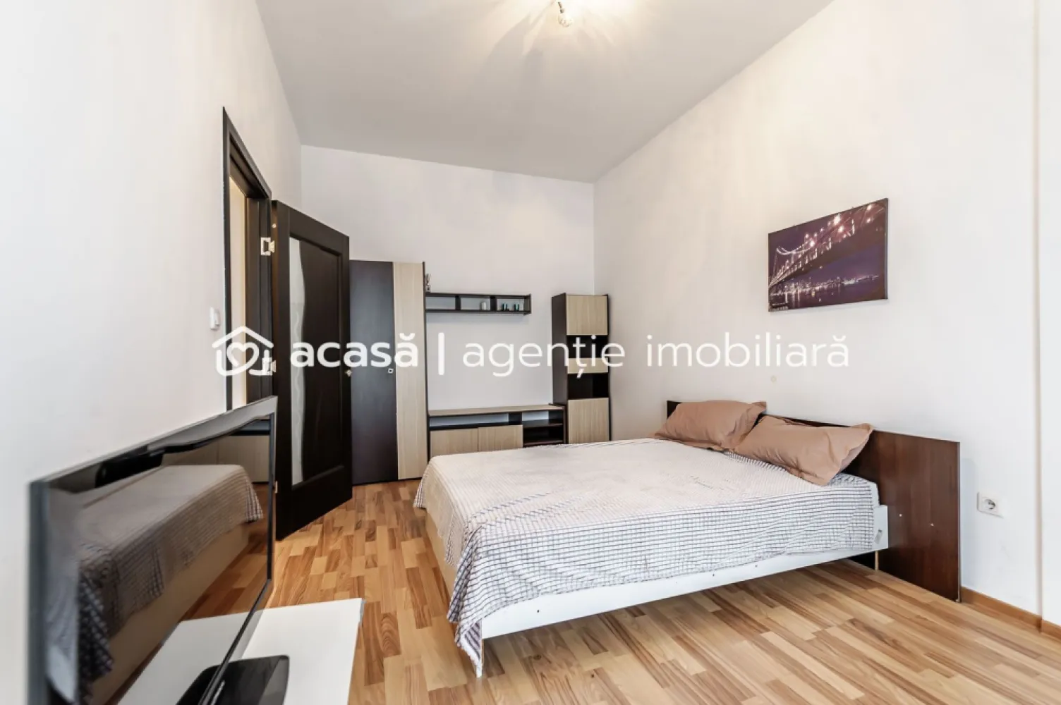 Penthouse ARED UTA 2 camere + nisa de dormit - 99 mp - COMISION 0% - Trăiește la înălțime într-un apartament tip penthouse situat la ultimul etaj (8/8), cu o terasă superbă de ~30 mp și o panoramă spectaculoasă asupra orașului! 🌆 📍 Localizare premium: cartier rezidențial ARED UTA 🛋 Se vinde complet mobilat și utilat 📐 99 mp construiți | 83 mp utili (conform CF) Compartimentare: ▪️ hol ▪️ bucătărie + living open-space ▪️ dormitor ▪️ nișă de dormit ▪️ baie ▪️ terasă generoasă perfectă pentru relaxare 🚶‍♂️ Totul aproape de tine: stadionul Francisc Neuman, Active Park ARED, AFI Arad, Atrium Mall, stații de transport și multe alte puncte de interes. 💎 Un penthouse modern într-un cartier exclusivist – nu rata ocazia! 📞 Pentru detalii și vizionări: 0755 274 519 — Daniel Hord - Consultant Imobiliar / Consultant ARED Nu dispui de toată suma? Te ajutăm noi gratuit! Îți obținem oferte de la 16 bănci Ai o proprietate de vânzare în Arad și vrei să știi cât valorează cu adevărat? Sună-mă pentru o evaluare GRATUITĂ! Birou: ACASĂ | Agenție imobiliară Arad Adresă: Bulevardul Decebal 2, Arad 310133 }}