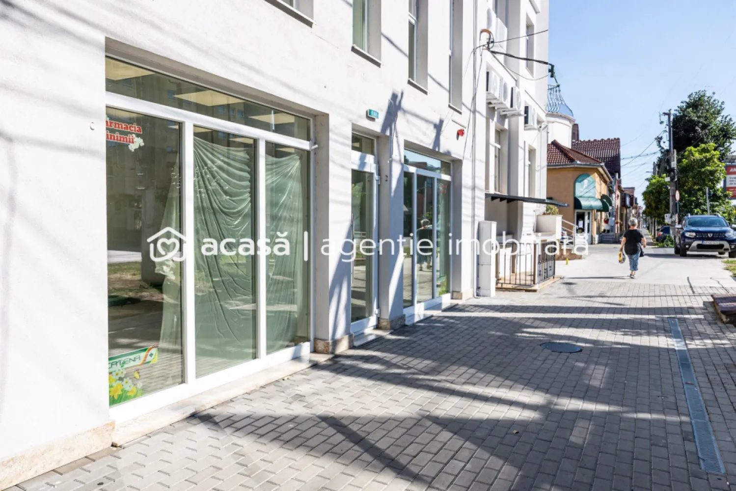 De închiriat spațiu comercial – Calea Victoriei, Arad - COMISION 0% - Vă propun spre închiriere un spațiu comercial modern, situat la parterul Centrului Medical Rubio, pe una dintre cele mai circulate artere din Arad – Calea Victoriei. 📐 Compartimentare: - Sală principală – 39 mp - Birou - Hol - Vestiar - Baie - Cameră de depozitare ✨ Avantaje și dotări: - Acces direct din stradă + acces secundar prin Centrul Medical Rubio (la nevoie) - Posibilitate de utilizare a grupurilor sanitare din Centru pentru clienți/pacienți - Spațiu recent renovat - Încălzire și răcire prin pardoseală - Locație excelentă, pretabilă pentru: farmacie, cabinet medical, laborator sau alte activități similare - Posibilitate de colaborare directă cu Centrul Rubio 📍 Beneficii locație: - Vizibilitate ridicată datorită traficului intens - Acces facil pentru clienți și pacienți - Zonă consacrată pentru servicii medicale și comerciale 🔑 Totul este pregătit pentru ca tu să-ți dezvolți afacerea cu succes! 📲 Pentru mai multe detalii și pentru a programa o vizionare, contactează-mă la 0755 274 519 - Daniel Hord – Consultant imobiliar Nu dispui de toată suma? Te ajutăm noi gratuit! Îți obținem oferte de la 16 bănci Ai o proprietate de vânzare în Arad și vrei să știi cât valorează cu adevărat? Sună-mă pentru o evaluare GRATUITĂ! }}