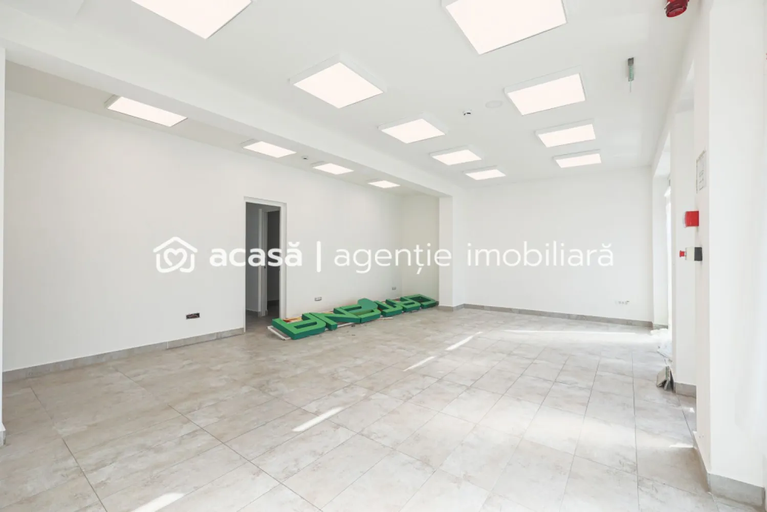 De închiriat spațiu comercial – Calea Victoriei, Arad - COMISION 0% - Vă propun spre închiriere un spațiu comercial modern, situat la parterul Centrului Medical Rubio, pe una dintre cele mai circulate artere din Arad – Calea Victoriei. 📐 Compartimentare: - Sală principală – 39 mp - Birou - Hol - Vestiar - Baie - Cameră de depozitare ✨ Avantaje și dotări: - Acces direct din stradă + acces secundar prin Centrul Medical Rubio (la nevoie) - Posibilitate de utilizare a grupurilor sanitare din Centru pentru clienți/pacienți - Spațiu recent renovat - Încălzire și răcire prin pardoseală - Locație excelentă, pretabilă pentru: farmacie, cabinet medical, laborator sau alte activități similare - Posibilitate de colaborare directă cu Centrul Rubio 📍 Beneficii locație: - Vizibilitate ridicată datorită traficului intens - Acces facil pentru clienți și pacienți - Zonă consacrată pentru servicii medicale și comerciale 🔑 Totul este pregătit pentru ca tu să-ți dezvolți afacerea cu succes! 📲 Pentru mai multe detalii și pentru a programa o vizionare, contactează-mă la 0755 274 519 - Daniel Hord – Consultant imobiliar Nu dispui de toată suma? Te ajutăm noi gratuit! Îți obținem oferte de la 16 bănci Ai o proprietate de vânzare în Arad și vrei să știi cât valorează cu adevărat? Sună-mă pentru o evaluare GRATUITĂ! }}