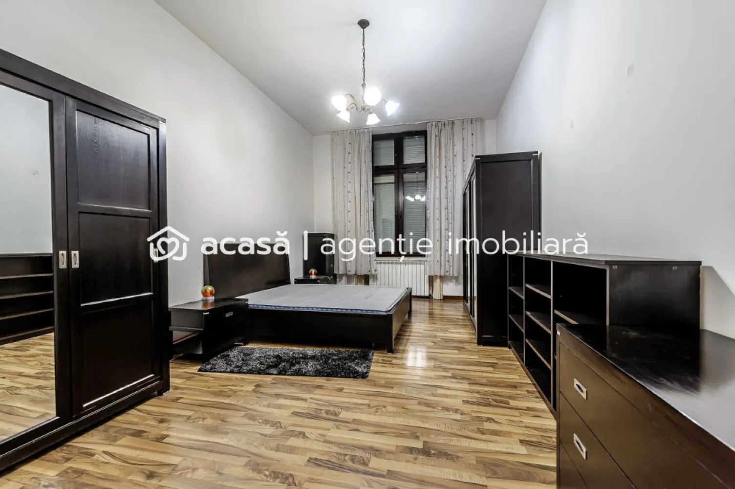 Apartament 2 camere - Etaj 1 - Palatul Neumann, Arad - COMISION 0 - ✨ Raritate pe piață! Apartament cu 2 camere în Palatul Neumann – clădire emblematică din centrul Aradului (cea cu McDonald’s 🍔). 📍 Locație ultracentrală | ⬆️ etaj 1/2 🏡 60 mp utili, mobilat & utilat 🔥 Centrală termică pe gaz 🌆 Vedere din dormitor spre strada Horia 🚗 Parcare liberă în curtea comună ⬆️ Posibilitate de etajare interioară datorită înălțimii generoase ✅ Ideal pentru investiție – chirii pe termen lung, regim hotelier sau birou premium 📞 Daniel Hord – 0755 274 519 - Consultant imobiliar. 📅 Sună acum și programează o vizionare! Nu dispui de toată suma? Te ajutăm noi gratuit! Îți obținem oferte de la 16 bănci Ai o proprietate de vânzare în Arad și vrei să știi cât valorează cu adevărat? Sună-mă pentru o evaluare GRATUITĂ! }}