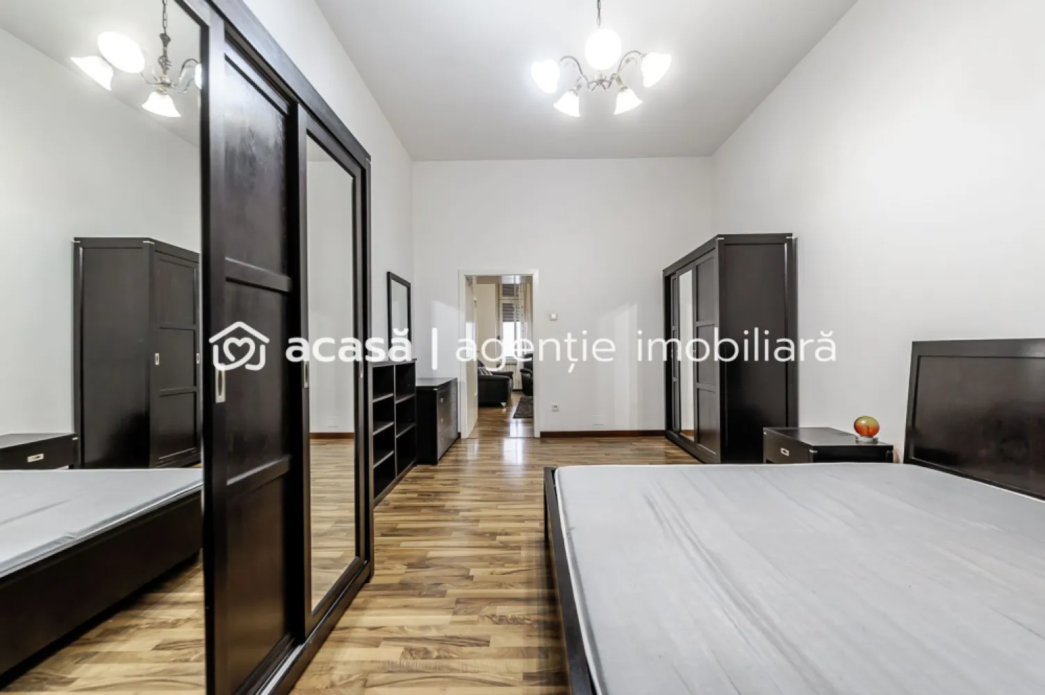 Apartament 2 camere - Etaj 1 - Palatul Neumann, Arad - COMISION 0 - ✨ Raritate pe piață! Apartament cu 2 camere în Palatul Neumann – clădire emblematică din centrul Aradului (cea cu McDonald’s 🍔). 📍 Locație ultracentrală | ⬆️ etaj 1/2 🏡 60 mp utili, mobilat & utilat 🔥 Centrală termică pe gaz 🌆 Vedere din dormitor spre strada Horia 🚗 Parcare liberă în curtea comună ⬆️ Posibilitate de etajare interioară datorită înălțimii generoase ✅ Ideal pentru investiție – chirii pe termen lung, regim hotelier sau birou premium 📞 Daniel Hord – 0755 274 519 - Consultant imobiliar. 📅 Sună acum și programează o vizionare! Nu dispui de toată suma? Te ajutăm noi gratuit! Îți obținem oferte de la 16 bănci Ai o proprietate de vânzare în Arad și vrei să știi cât valorează cu adevărat? Sună-mă pentru o evaluare GRATUITĂ! }}