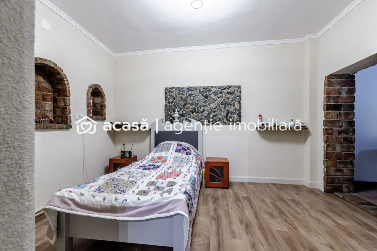 Casa 4 camere - Teren 1603mp - Livada, Arad - COMISION 0% - Vă propunem spre vânzare o casă solidă, în mare parte din cărămidă, situată în comuna Livada, la doar câteva minute de municipiul Arad, ideală pentru o familie care își dorește liniște, spațiu și confort. 📐 Compartimentare și dotări: - 3 dormitoare - Living spațios cu loc de luat masa, cu acces direct la bucătărie - Hol generos - Baie cu cadă - Terasă acoperită, ideală pentru relaxare sau zonă de grătar 🏡 Detalii ale construcției: - Casă izolată la exterior pentru un plus de confort termic - Acoperiș nou, complet schimbat - Încălzire prin centrală termică pe gaz 🌳 Teren și facilități exterioare: - Suprafață teren: 1.603 mp - Front stradal: 19 ml - Acces auto și numeroase locuri de parcare - Grădină cu pomi fructiferi, viță de vie cu rod bogat și o seră pentru legume Această proprietate este perfectă pentru cei care doresc să se bucure de avantajele vieții la curte, cu spații generoase și natură la îndemână, dar în același timp să rămână aproape de oraș. 📞 Pentru mai multe informații sau pentru programarea unei vizionări, nu ezitați să mă contactați la 0755 274 519 - Daniel Hord - Consultant imobiliar Nu dispui de toată suma? Te ajutăm noi gratuit! Îți obținem oferte de la 16 bănci Ai o proprietate de vânzare în Arad și vrei să știi cât valorează cu adevărat? Sună-mă pentru o evaluare GRATUITĂ! Birou: ACASĂ | Agenție imobiliară Arad Adresă: Bulevardul Decebal 2, Arad 310133 }}