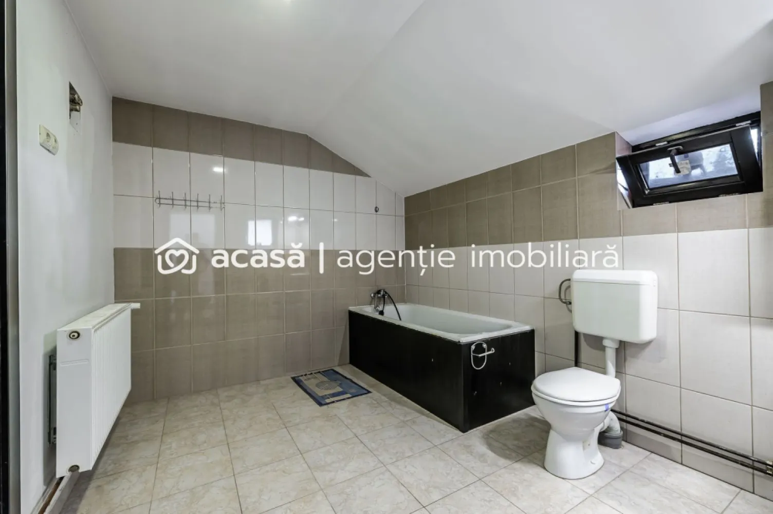 Casa 4 camere - Teren 1603mp - Livada, Arad - COMISION 0% - Vă propunem spre vânzare o casă solidă, în mare parte din cărămidă, situată în comuna Livada, la doar câteva minute de municipiul Arad, ideală pentru o familie care își dorește liniște, spațiu și confort. 📐 Compartimentare și dotări: - 3 dormitoare - Living spațios cu loc de luat masa, cu acces direct la bucătărie - Hol generos - Baie cu cadă - Terasă acoperită, ideală pentru relaxare sau zonă de grătar 🏡 Detalii ale construcției: - Casă izolată la exterior pentru un plus de confort termic - Acoperiș nou, complet schimbat - Încălzire prin centrală termică pe gaz 🌳 Teren și facilități exterioare: - Suprafață teren: 1.603 mp - Front stradal: 19 ml - Acces auto și numeroase locuri de parcare - Grădină cu pomi fructiferi, viță de vie cu rod bogat și o seră pentru legume Această proprietate este perfectă pentru cei care doresc să se bucure de avantajele vieții la curte, cu spații generoase și natură la îndemână, dar în același timp să rămână aproape de oraș. 📞 Pentru mai multe informații sau pentru programarea unei vizionări, nu ezitați să mă contactați la 0755 274 519 - Daniel Hord - Consultant imobiliar Nu dispui de toată suma? Te ajutăm noi gratuit! Îți obținem oferte de la 16 bănci Ai o proprietate de vânzare în Arad și vrei să știi cât valorează cu adevărat? Sună-mă pentru o evaluare GRATUITĂ! Birou: ACASĂ | Agenție imobiliară Arad Adresă: Bulevardul Decebal 2, Arad 310133 }}