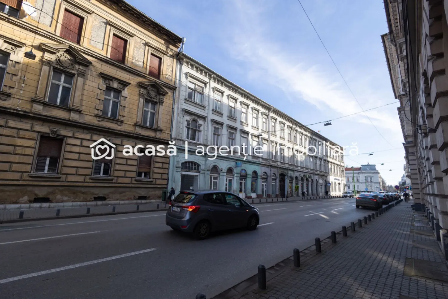 PRET NOU! Apartament decomandat 3 camere - str. Horia - COMISION 0% - Vă prezint un apartament spațios de 108 mp construiți, situat ultracentral pe strada Horia, în inima Aradului, la kilometrul 0. Apartamentul se află la parterul unui bloc de 4 etaje și este decomandat, oferind o compartimentare practică și versatilă. Detalii cheie: - 3 camere generoase, 2 băi, bucătărie si 2 holuri ce facilitează o bună organizare - Parchet din lemn masiv: păstrat în stare bună - Geamuri termopan: pentru eficiență energetică și confort - Centrală termică pe gaz Apartamentul necesită renovare, însă oferă o bază solidă și anumite îmbunătățiri existente, fiind ideal atât pentru locuit, cât și pentru diverse activități comerciale: spațiu de birouri, cabinet medical, sau alte servicii. Locația este atuul principal: poziționat ultracentral, în apropierea principalelor puncte de interes, acces facil la transport public, instituții, restaurante și alte facilități. Nu ratați această oportunitate de a deține un apartament într-o zonă premium din Arad! Pentru mai multe detalii sau pentru programarea unei vizionări, contactează-mă la 0755 274 519 - Daniel Hord - Consultant imobiliar. Nu dispui de toată suma? Te ajutăm noi gratuit! Îți obținem oferte de la 16 bănci Ai o proprietate de vânzare în Arad și vrei să știi cât valorează cu adevărat? Sună-mă pentru o evaluare GRATUITĂ! Birou: ACASĂ | Agenție imobiliară Arad Adresă: Bulevardul Decebal 2, Arad 310133 }}