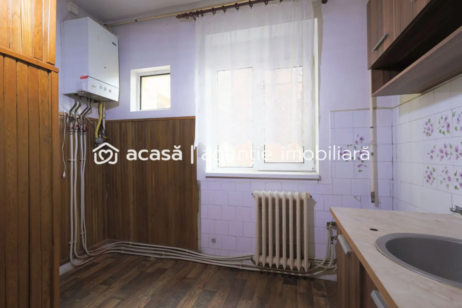 PRET NOU! Apartament decomandat 3 camere - str. Horia - COMISION 0% - Vă prezint un apartament spațios de 108 mp construiți, situat ultracentral pe strada Horia, în inima Aradului, la kilometrul 0. Apartamentul se află la parterul unui bloc de 4 etaje și este decomandat, oferind o compartimentare practică și versatilă. Detalii cheie: - 3 camere generoase, 2 băi, bucătărie si 2 holuri ce facilitează o bună organizare - Parchet din lemn masiv: păstrat în stare bună - Geamuri termopan: pentru eficiență energetică și confort - Centrală termică pe gaz Apartamentul necesită renovare, însă oferă o bază solidă și anumite îmbunătățiri existente, fiind ideal atât pentru locuit, cât și pentru diverse activități comerciale: spațiu de birouri, cabinet medical, sau alte servicii. Locația este atuul principal: poziționat ultracentral, în apropierea principalelor puncte de interes, acces facil la transport public, instituții, restaurante și alte facilități. Nu ratați această oportunitate de a deține un apartament într-o zonă premium din Arad! Pentru mai multe detalii sau pentru programarea unei vizionări, contactează-mă la 0755 274 519 - Daniel Hord - Consultant imobiliar. Nu dispui de toată suma? Te ajutăm noi gratuit! Îți obținem oferte de la 16 bănci Ai o proprietate de vânzare în Arad și vrei să știi cât valorează cu adevărat? Sună-mă pentru o evaluare GRATUITĂ! Birou: ACASĂ | Agenție imobiliară Arad Adresă: Bulevardul Decebal 2, Arad 310133 }}