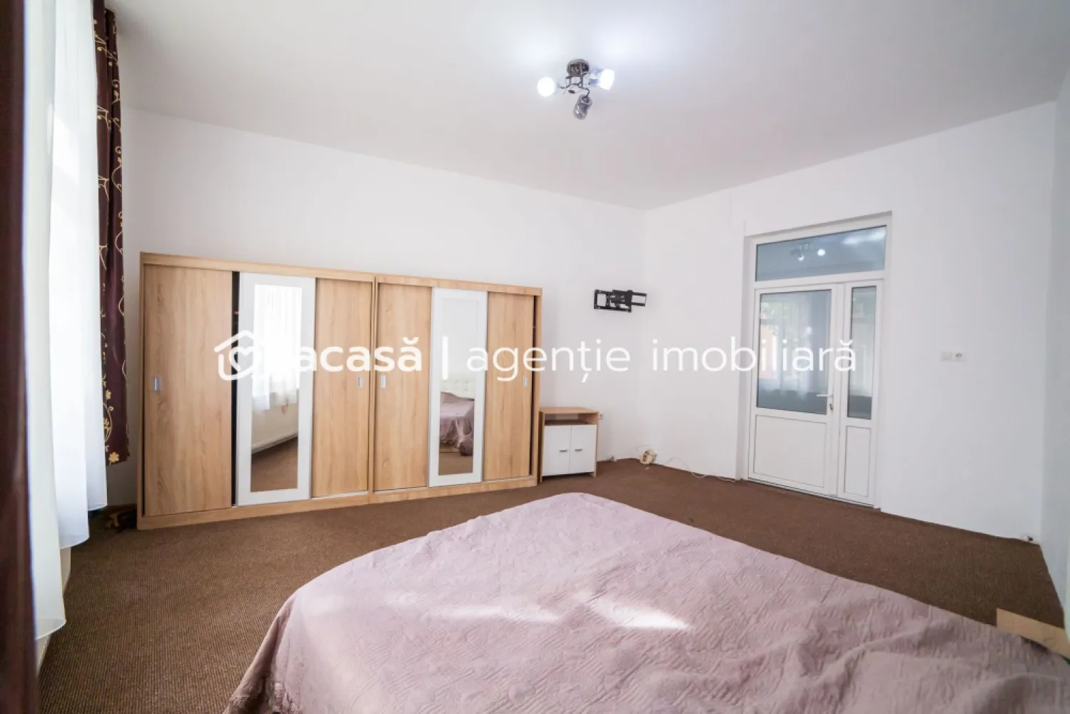 PRET NOU! Apartament spatios 4 camere - COMISION 0% - Vrei un spațiu generos și versatil în centrul orașului? Acest apartament de 99 mp utili, situat la casă, este perfect pentru locuință sau birou, clinică dentară, cabinet medical etc. Cu 4 camere, 2 băi, bucătărie, hol și debara, îți oferă flexibilitatea de care ai nevoie. Te vei bucura de proximitatea față de supermarket-uri, piața Jackson, spital, farmacii și multe alte zone de interes, totul la câțiva pași distanță. Clădirea solidă din cărămidă, cu acoperiș renovat acum 7 ani, îți asigură confortul și siguranța pe termen lung. Apartamentul se află la curte comună și se vinde complet mobilat și utilat, cu centrală termică pe gaz, gata să te muți sau să-ți începi activitatea. Nu rata această oportunitate unică! Programează acum o vizionare și descoperă potențialul acestui apartament excepțional! Daniel Hord - 0755 274 519 - Consultant imobiliar. Nu dispui de toată suma? Te ajutăm noi gratuit! Îți obținem oferte de la 16 bănci Ai o proprietate de vânzare în Arad și vrei să știi cât valorează cu adevărat? Sună-mă pentru o evaluare GRATUITĂ! Birou: ACASĂ | Agenție imobiliară Arad Adresă: Bulevardul Decebal 2, Arad 310133 }}