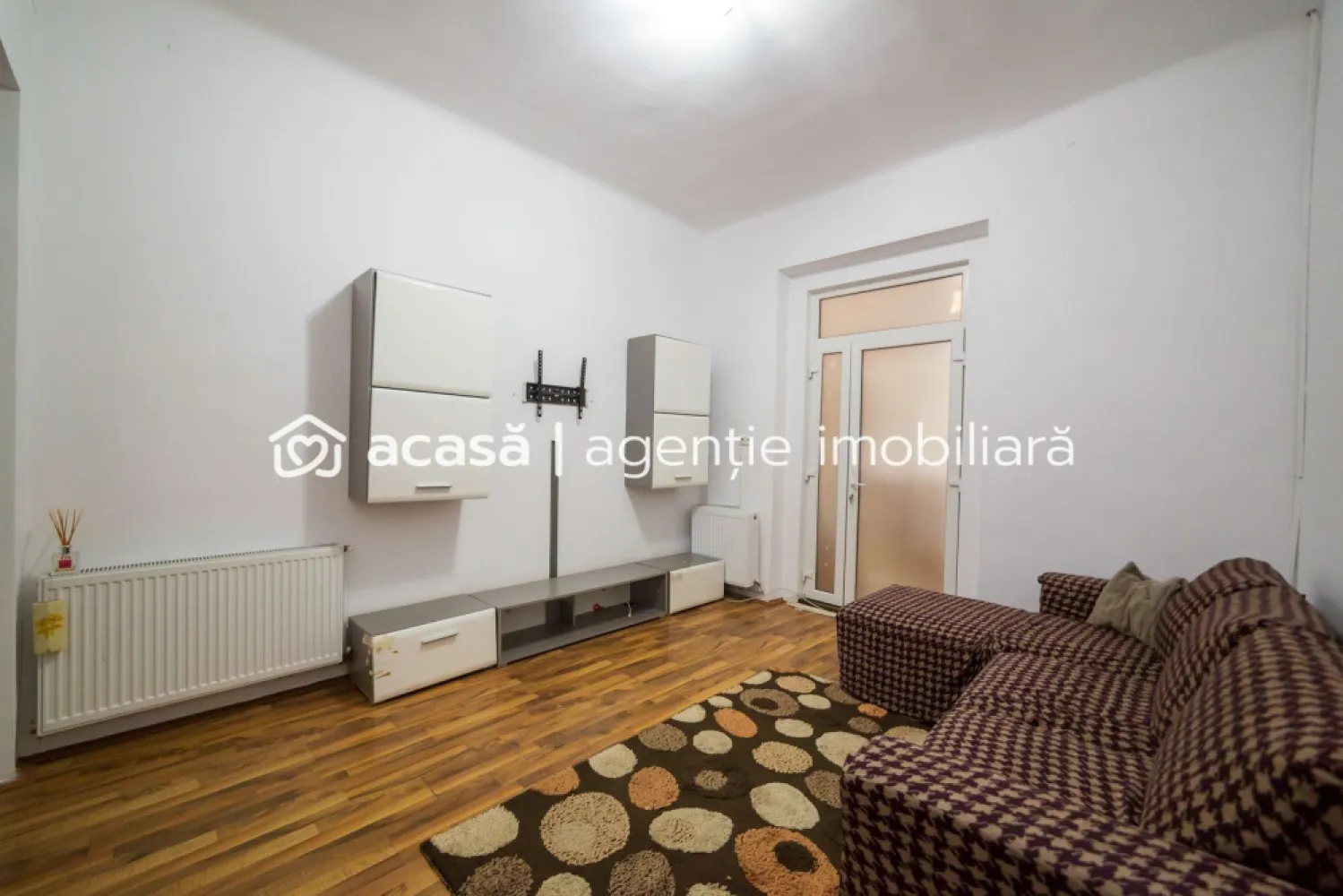 PRET NOU! Apartament spatios 4 camere - COMISION 0% - Vrei un spațiu generos și versatil în centrul orașului? Acest apartament de 99 mp utili, situat la casă, este perfect pentru locuință sau birou, clinică dentară, cabinet medical etc. Cu 4 camere, 2 băi, bucătărie, hol și debara, îți oferă flexibilitatea de care ai nevoie. Te vei bucura de proximitatea față de supermarket-uri, piața Jackson, spital, farmacii și multe alte zone de interes, totul la câțiva pași distanță. Clădirea solidă din cărămidă, cu acoperiș renovat acum 7 ani, îți asigură confortul și siguranța pe termen lung. Apartamentul se află la curte comună și se vinde complet mobilat și utilat, cu centrală termică pe gaz, gata să te muți sau să-ți începi activitatea. Nu rata această oportunitate unică! Programează acum o vizionare și descoperă potențialul acestui apartament excepțional! Daniel Hord - 0755 274 519 - Consultant imobiliar. Nu dispui de toată suma? Te ajutăm noi gratuit! Îți obținem oferte de la 16 bănci Ai o proprietate de vânzare în Arad și vrei să știi cât valorează cu adevărat? Sună-mă pentru o evaluare GRATUITĂ! Birou: ACASĂ | Agenție imobiliară Arad Adresă: Bulevardul Decebal 2, Arad 310133 }}