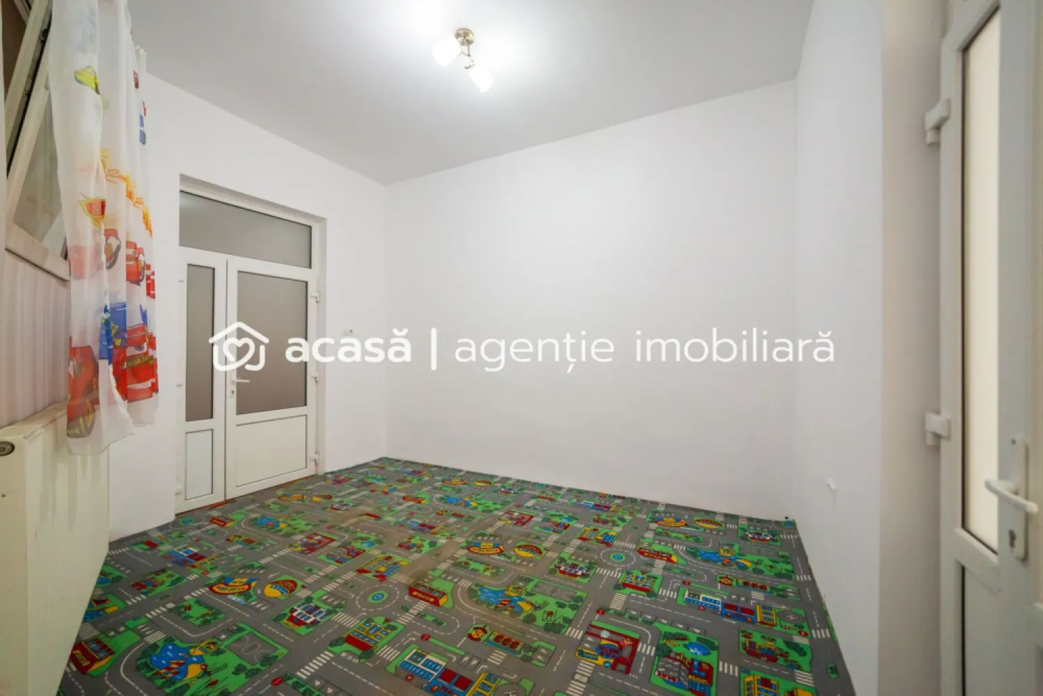 PRET NOU! Apartament spatios 4 camere - COMISION 0% - Vrei un spațiu generos și versatil în centrul orașului? Acest apartament de 99 mp utili, situat la casă, este perfect pentru locuință sau birou, clinică dentară, cabinet medical etc. Cu 4 camere, 2 băi, bucătărie, hol și debara, îți oferă flexibilitatea de care ai nevoie. Te vei bucura de proximitatea față de supermarket-uri, piața Jackson, spital, farmacii și multe alte zone de interes, totul la câțiva pași distanță. Clădirea solidă din cărămidă, cu acoperiș renovat acum 7 ani, îți asigură confortul și siguranța pe termen lung. Apartamentul se află la curte comună și se vinde complet mobilat și utilat, cu centrală termică pe gaz, gata să te muți sau să-ți începi activitatea. Nu rata această oportunitate unică! Programează acum o vizionare și descoperă potențialul acestui apartament excepțional! Daniel Hord - 0755 274 519 - Consultant imobiliar. Nu dispui de toată suma? Te ajutăm noi gratuit! Îți obținem oferte de la 16 bănci Ai o proprietate de vânzare în Arad și vrei să știi cât valorează cu adevărat? Sună-mă pentru o evaluare GRATUITĂ! Birou: ACASĂ | Agenție imobiliară Arad Adresă: Bulevardul Decebal 2, Arad 310133 }}