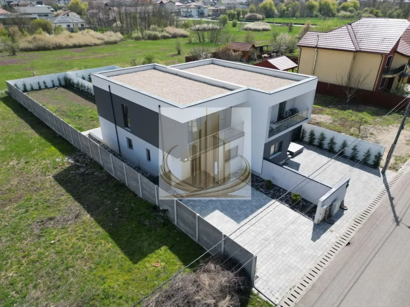 Casă modernă cu 4 camere + birou | Dumbrăvița, zona str. Târcului - Casă modernă cu 4 camere + birou | Dumbrăvița, zona str. Târcului | Predare rapidă Grand Mobilis Imobiliare vă propune spre vânzare o locuință spațioasă și bine compartimentată, ideală pentru o familie care caută confort, calitate și liniște. Compartimentare inteligentă: Parter: • Living foarte generos, open space • Bucătărie • Birou (perfect pentru work from home) • Baie Etaj 1: • 3 dormitoare • Dormitor matrimonial cu baie proprie • Baie suplimentară Exterior: • Terasă de 20 mp • Grădină complet amenajată cu plante ornamentale • Sistem de irigații prin foraj • Plasă anti-cârtițe Siguranță și confort: • Sistem de alarmă • Camere de supraveghere Construcție & dotări premium: • Izolație EPS80 – 10 cm • Terasă hidroizolată Sika • Polistiren EPS200 – 20 cm (terasă) • Tâmplărie Rehau 72 mm • Glafuri din marmură Avantaj major: • Buget inclus pentru alegerea finisajelor – îți personalizezi casa exact cum vrei Termen de predare: • 4 – 6 săptămâni ! Programează o vizionare acum! Proprietățile din această zonă se vând rapid – nu rata oportunitatea. ID intern: CP3013585 }}